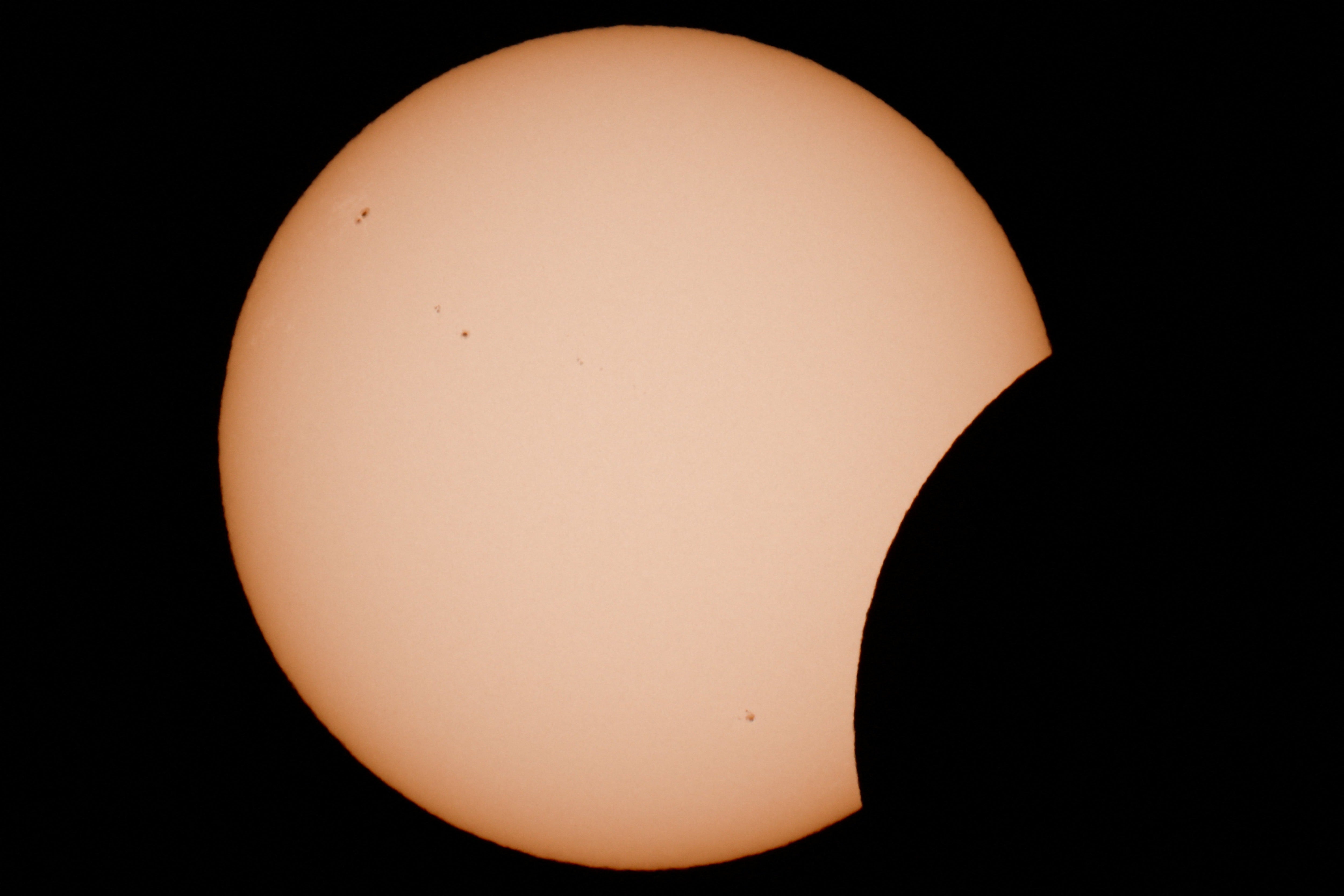Imágenes de la Luna cubriendo parcialmente el Sol durante un eclipse solar, vistas desde Arija, España