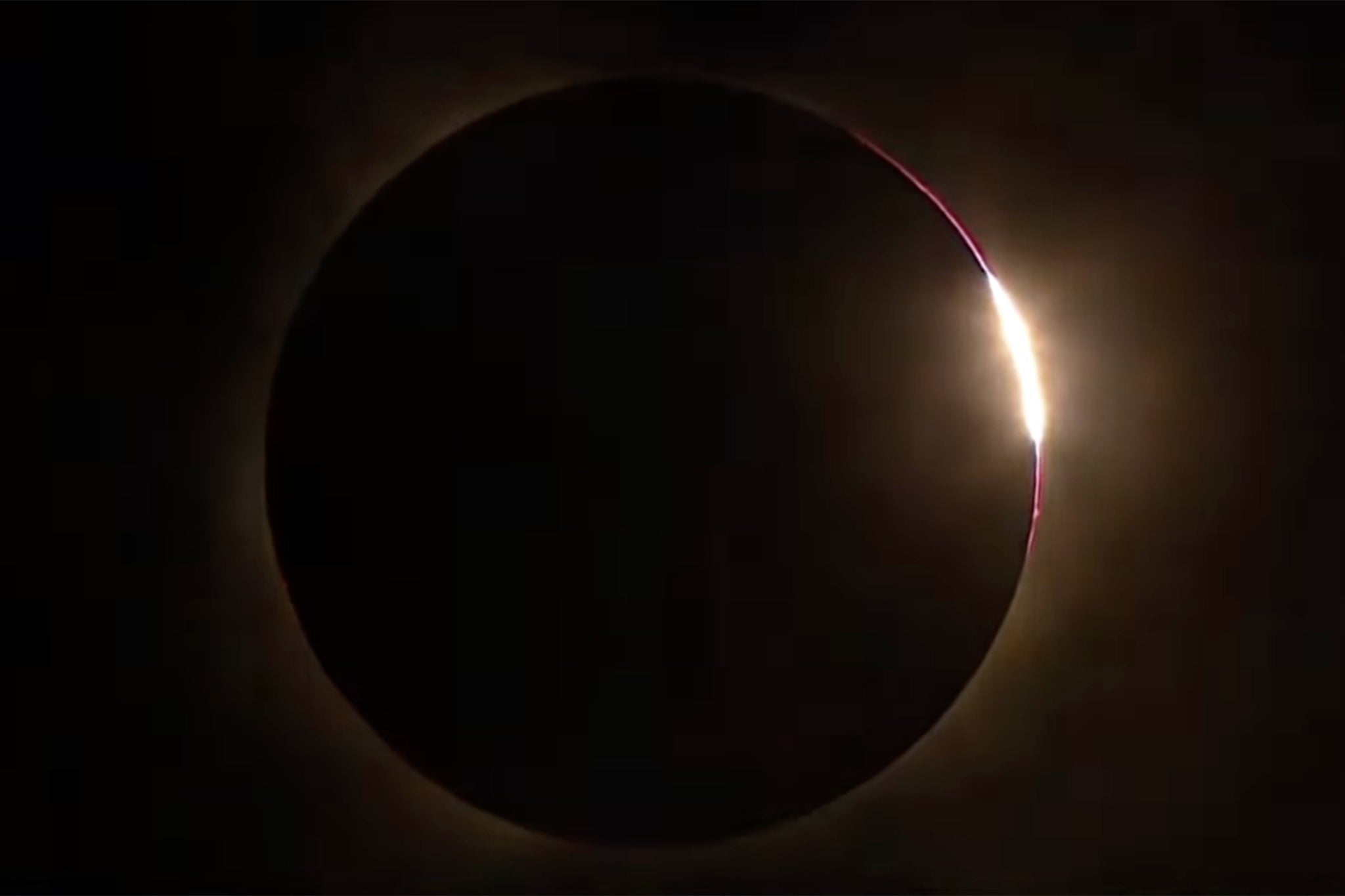 El Sol se asoma por un costado de la Luna tras el eclipse total en Islandia