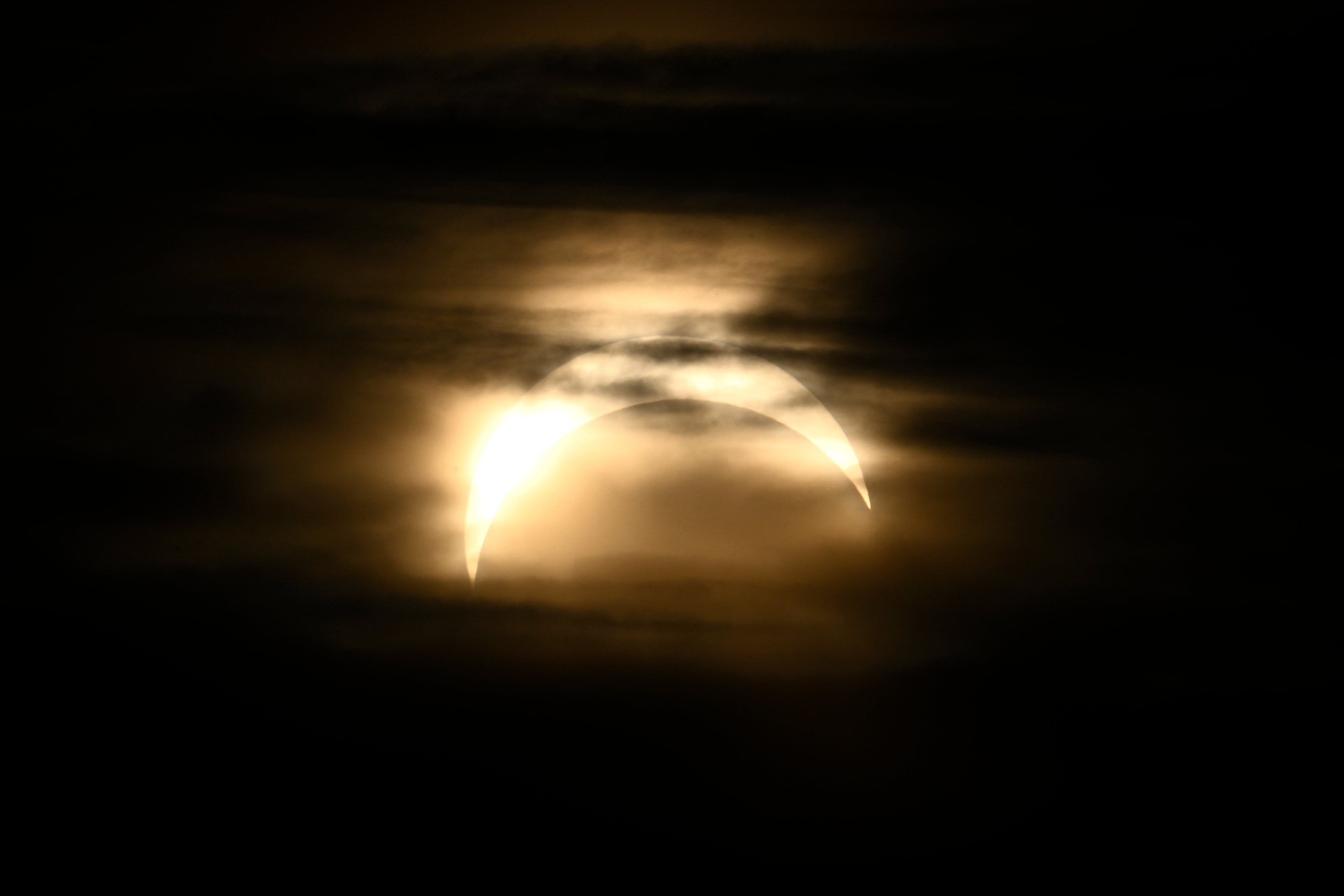 El eclipse parcial visto desde el parque Observatorielunden, en el centro de Estocolmo, Suecia