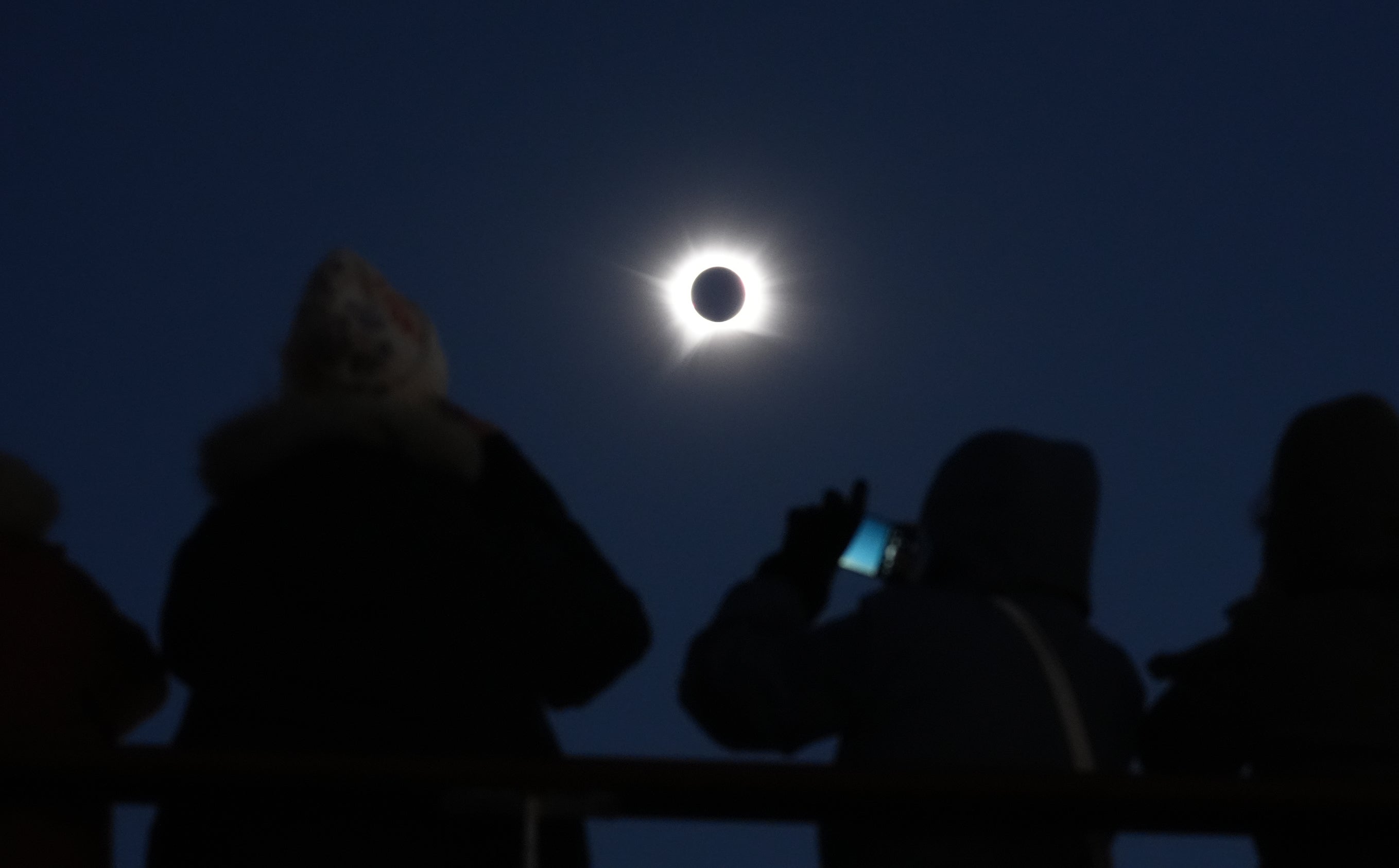 Los pasajeros de un crucero contemplan el eclipse total desde un barco de crucero frente a la costa de Groenlandia