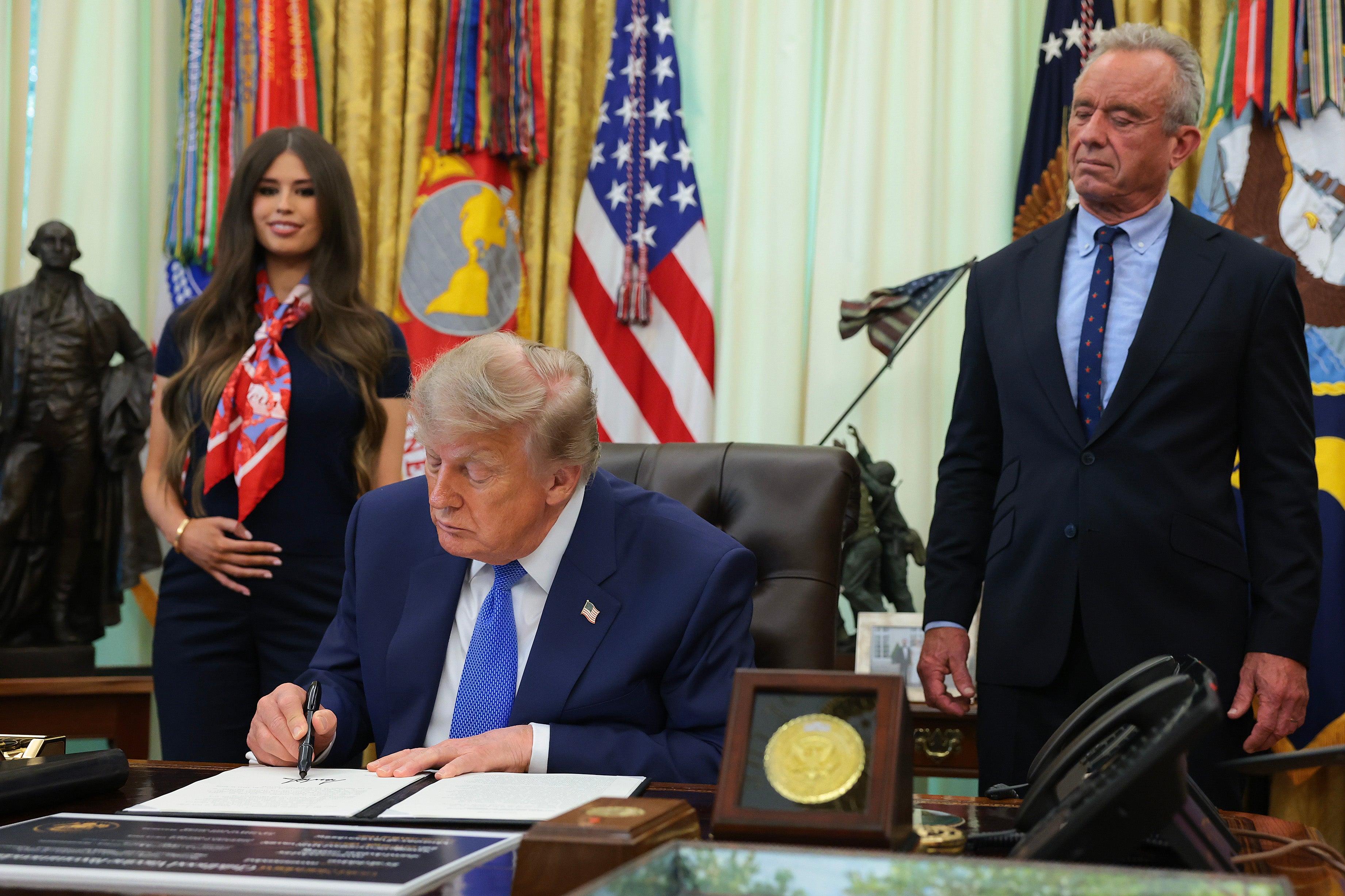 En unos videos que se hicieron virales se veía a Franklin de pie detrás de Trump, sonriendo y asintiendo con la cabeza repetidamente durante el anuncio