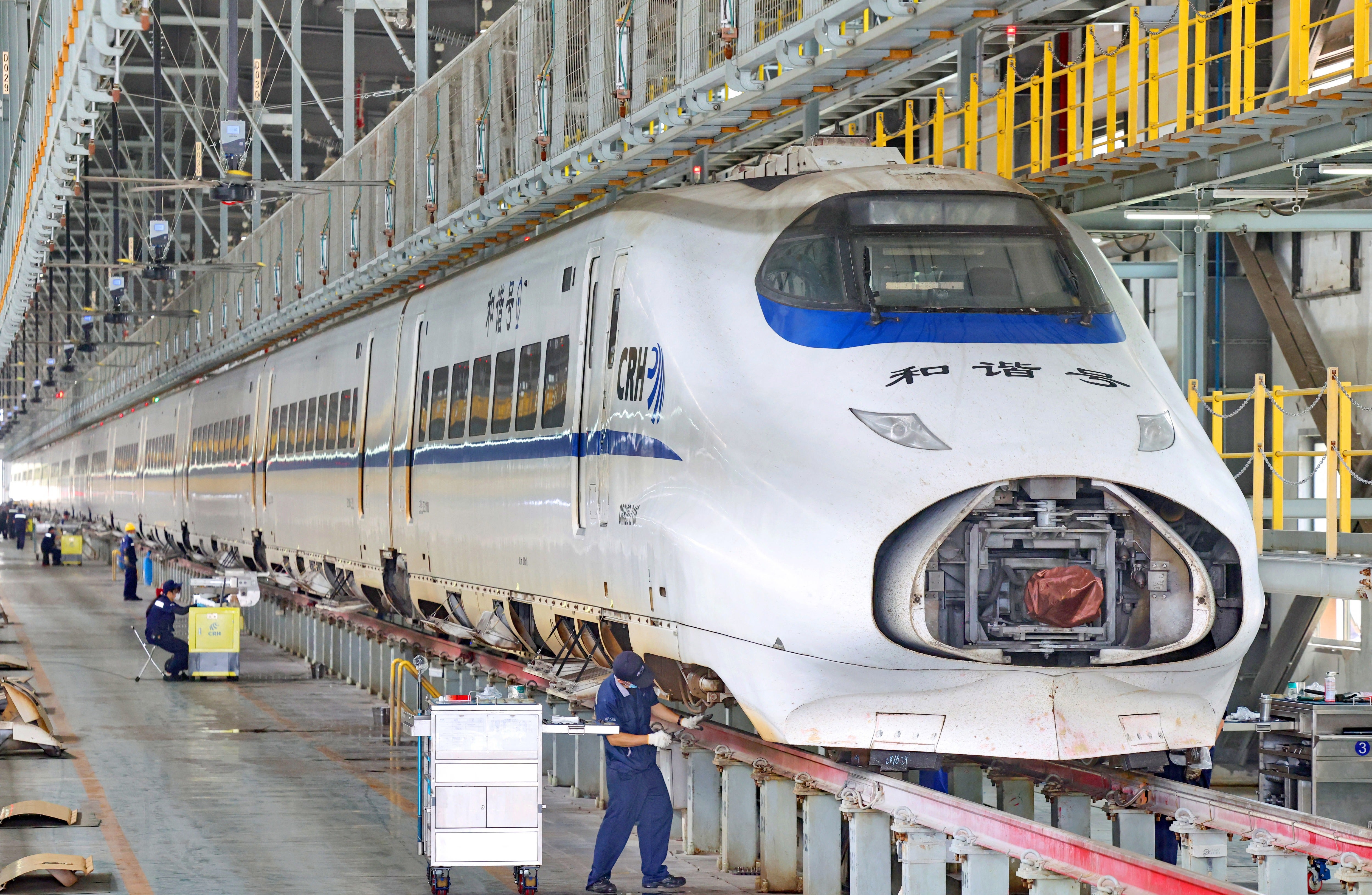 Un tren de alta velocidad en Nantong, provincia de Jiangsu, China