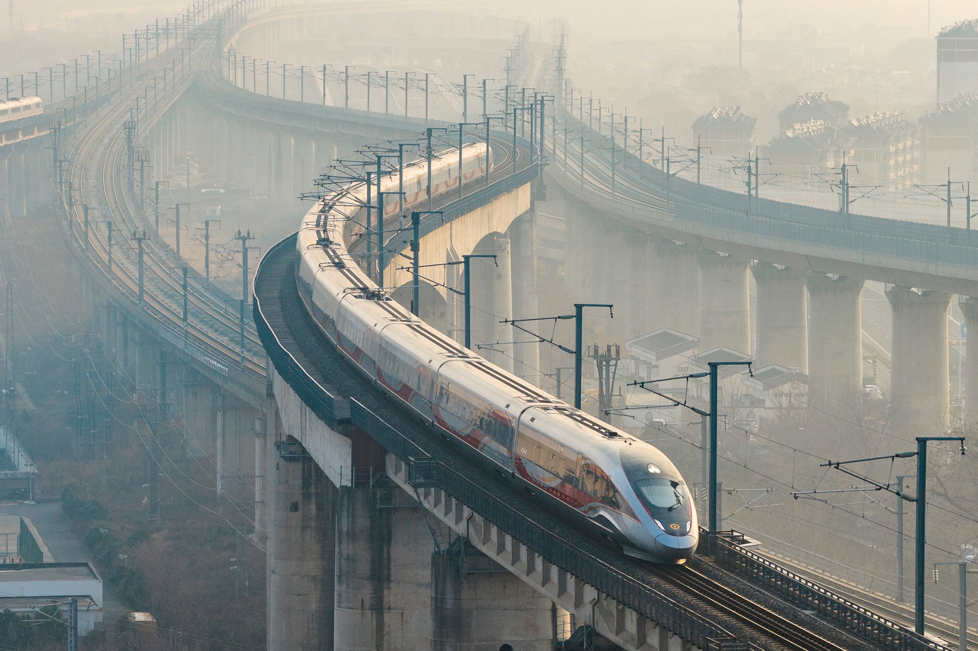 Un tren de alta velocidad circula por vías elevadas en Nankín, provincia de Jiangsu, China, el 25 de enero de 2026
