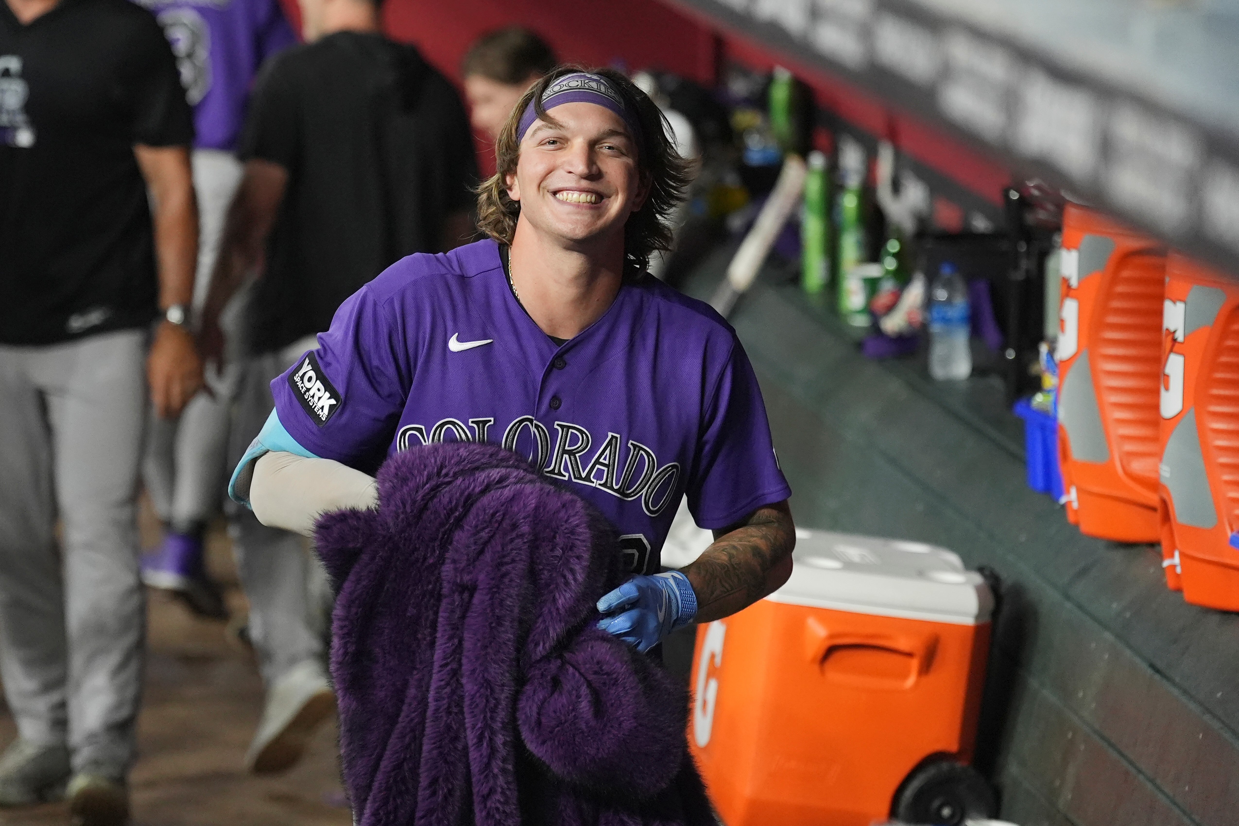 Rockies superan descontrol y, con jonrones, se imponen 6-4 a Diamondbacks