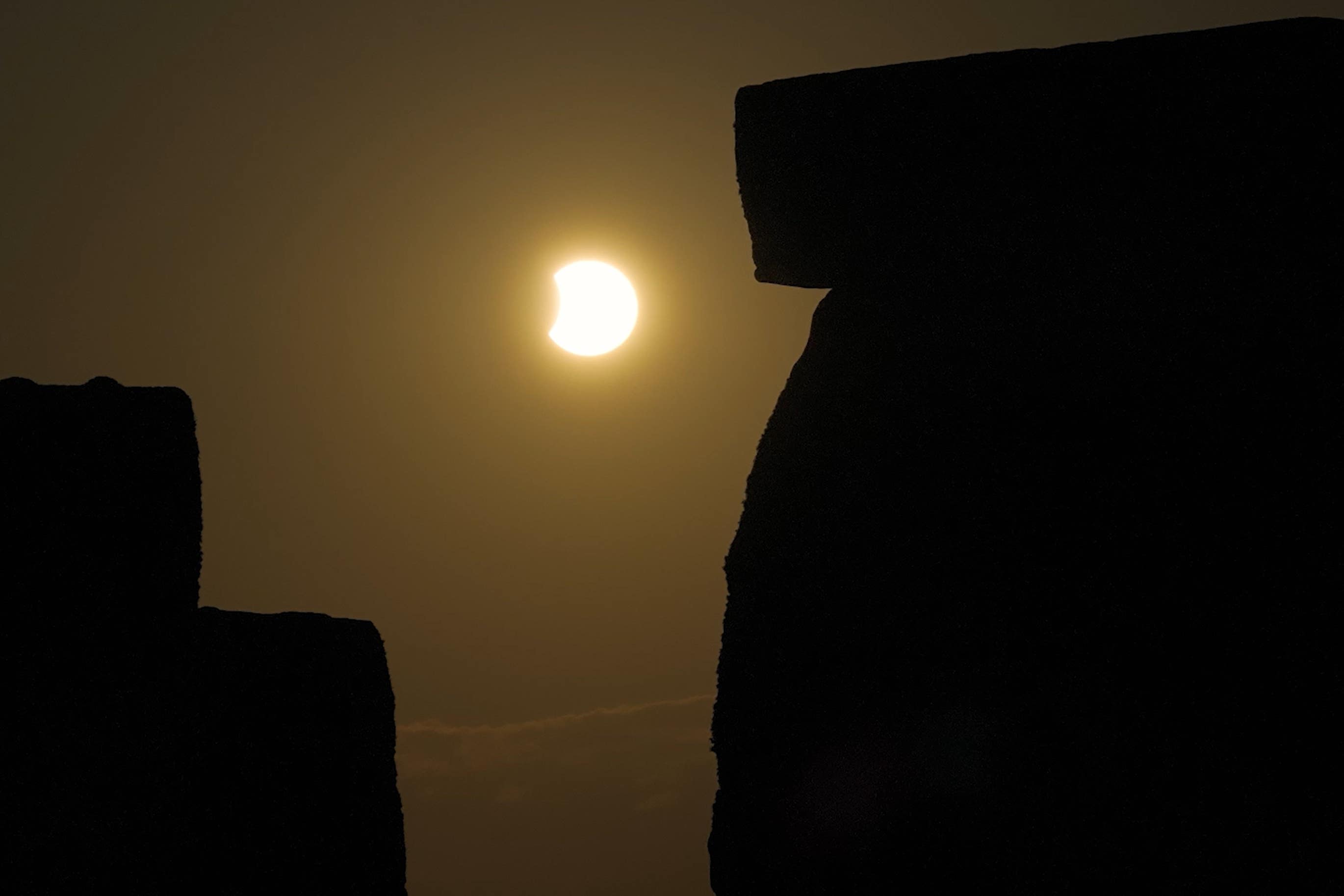El eclipse alcanza su punto máximo sobre Stonehenge