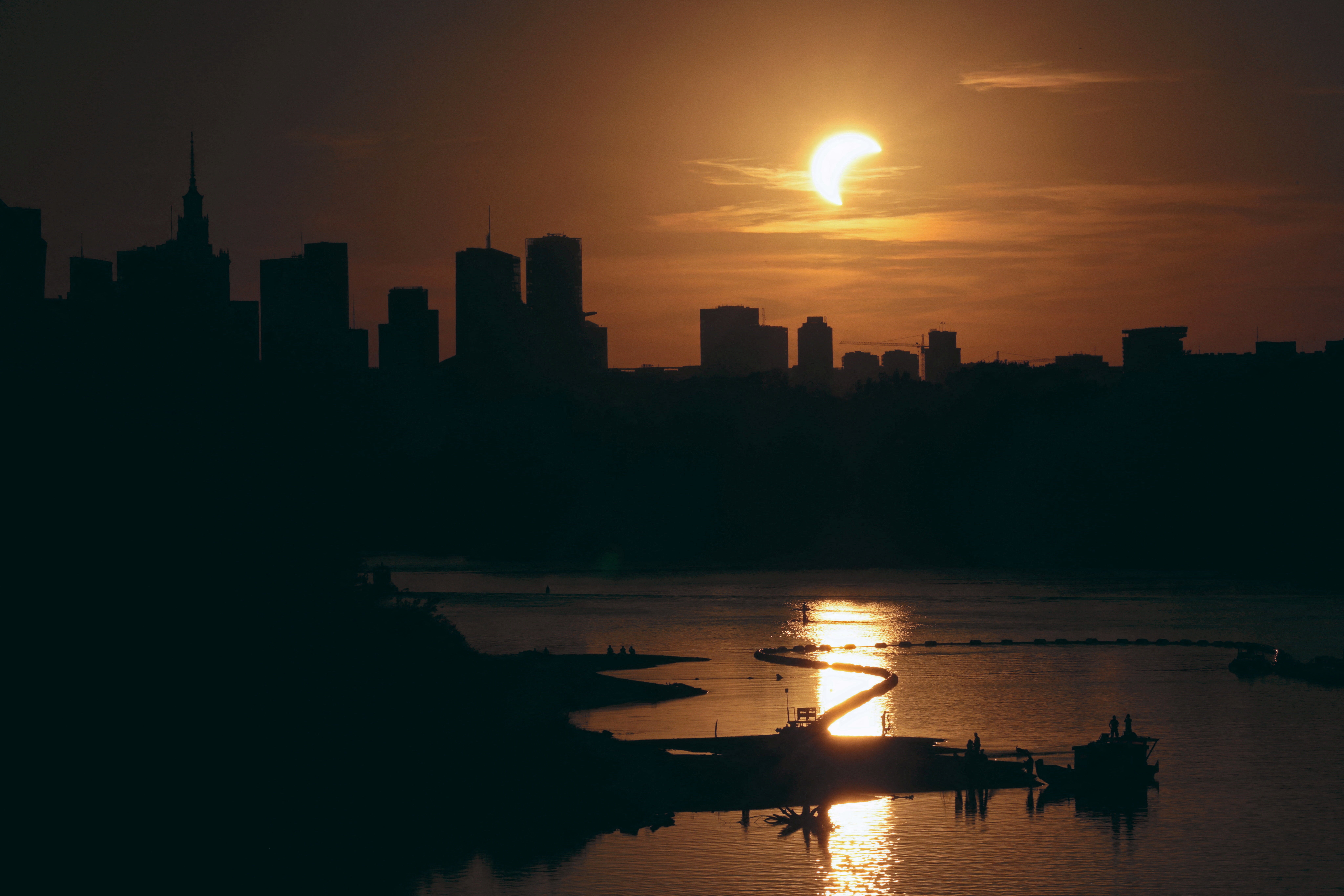 El Sol sobre el horizonte de Varsovia, Polonia, durante un eclipse solar parcial, el 12 de agosto de 2026