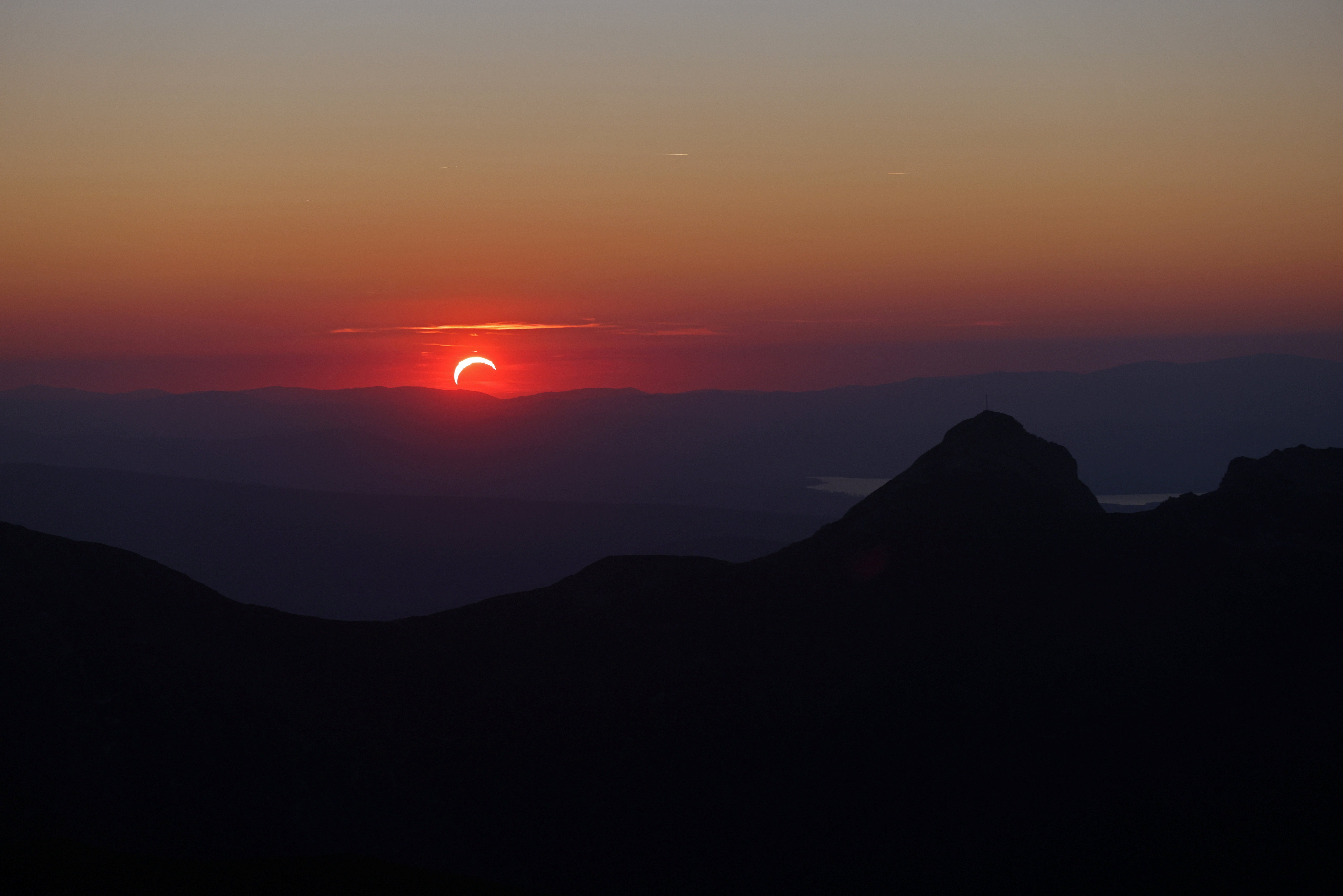 El atardecer desde la montaña Kasprowy Wierch durante un eclipse solar parcial en el Parque Nacional de los Tatras, cerca de Zakopane, Polonia, el 12 de agosto de 2026