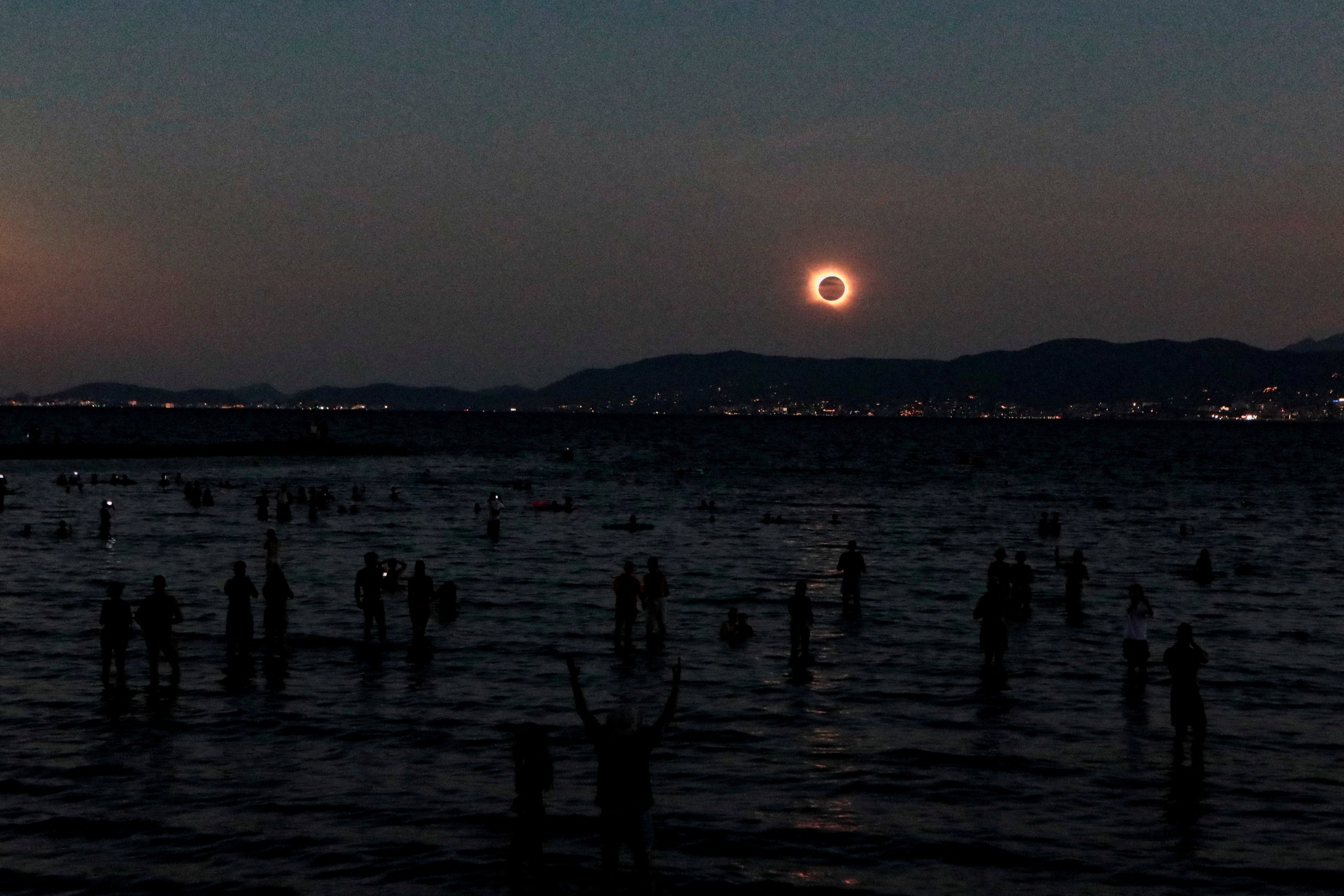 El efecto conocido como “anillo de diamantes” aparece mientras la Luna pasa frente al Sol durante un eclipse solar total, visto desde la playa de El Arenal, en Mallorca, España, el 12 de agosto