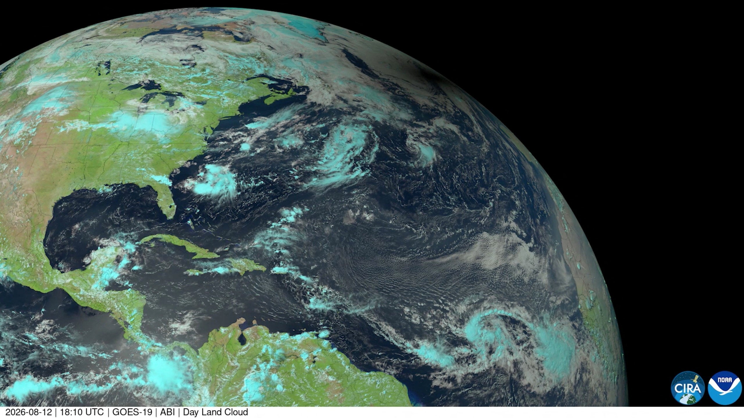 Una sombra cubre parte de la superficie terrestre durante el eclipse solar sobre el hemisferio norte, el 12 de agosto de 2026, en esta imagen tomada de un video satelital en time-lapse