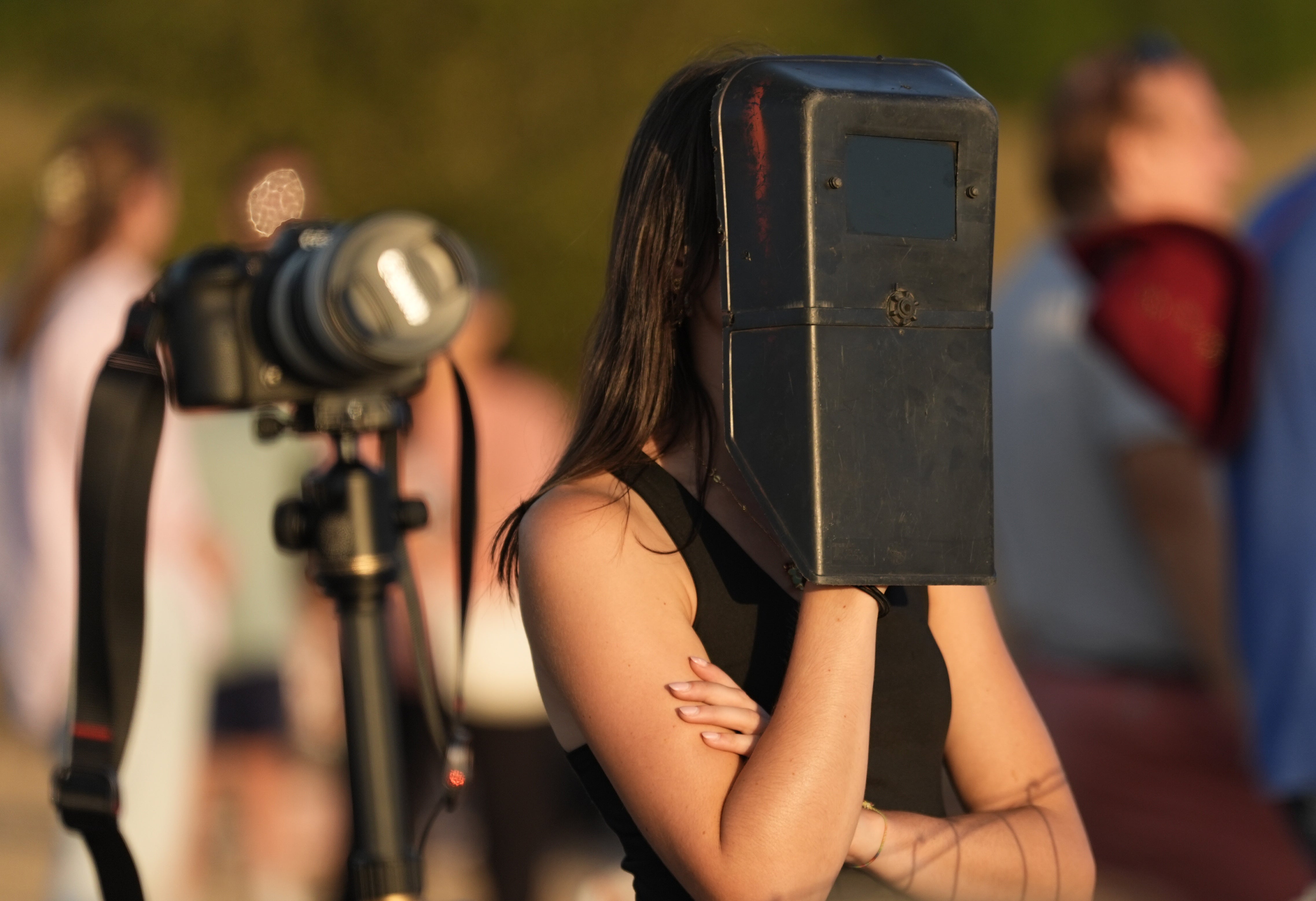 Una persona utiliza una máscara de soldadura para observar el eclipse solar en Stonehenge, Wiltshire