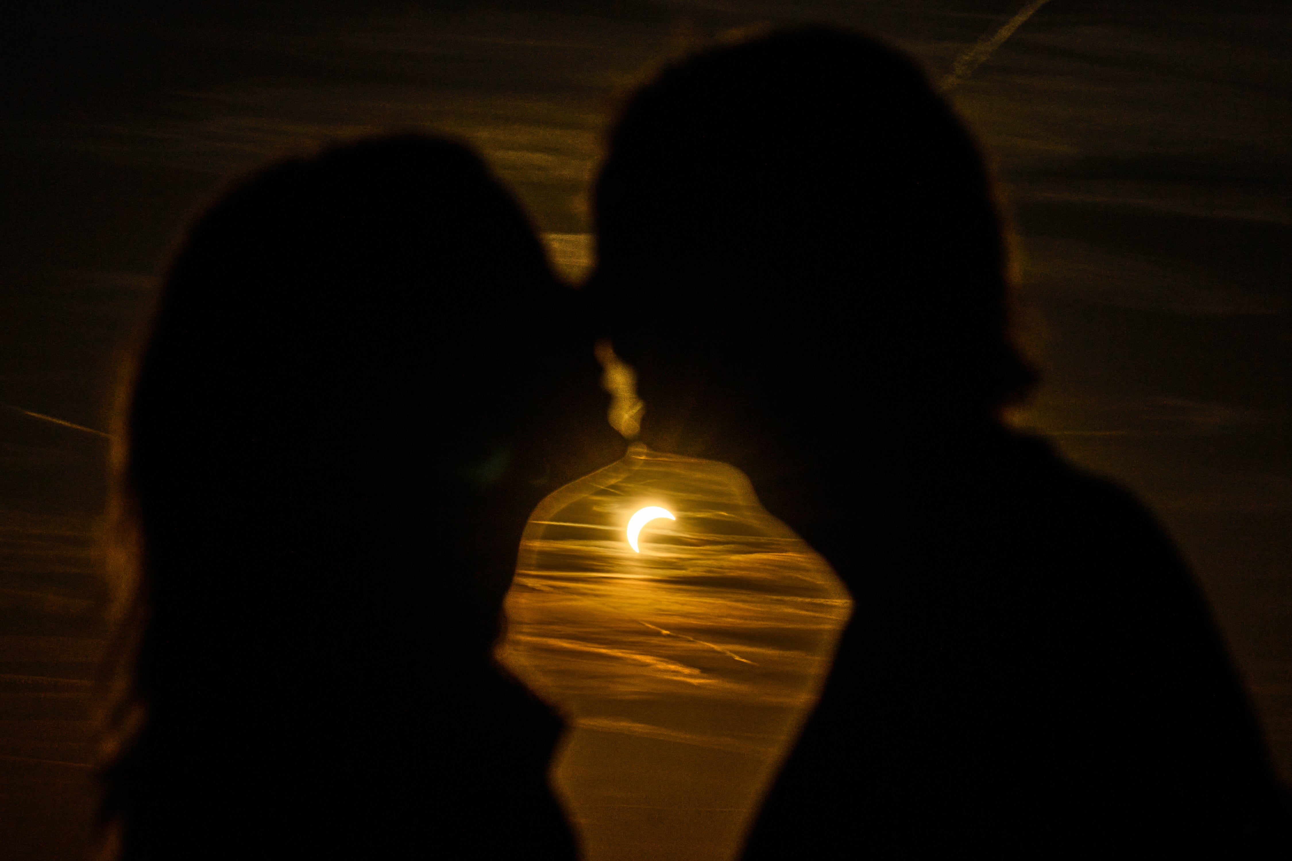 Una pareja se besa durante un eclipse solar parcial en el antiguo aeropuerto de Tempelhof, en Berlín, Alemania, el miércoles 12 de agosto de 2026