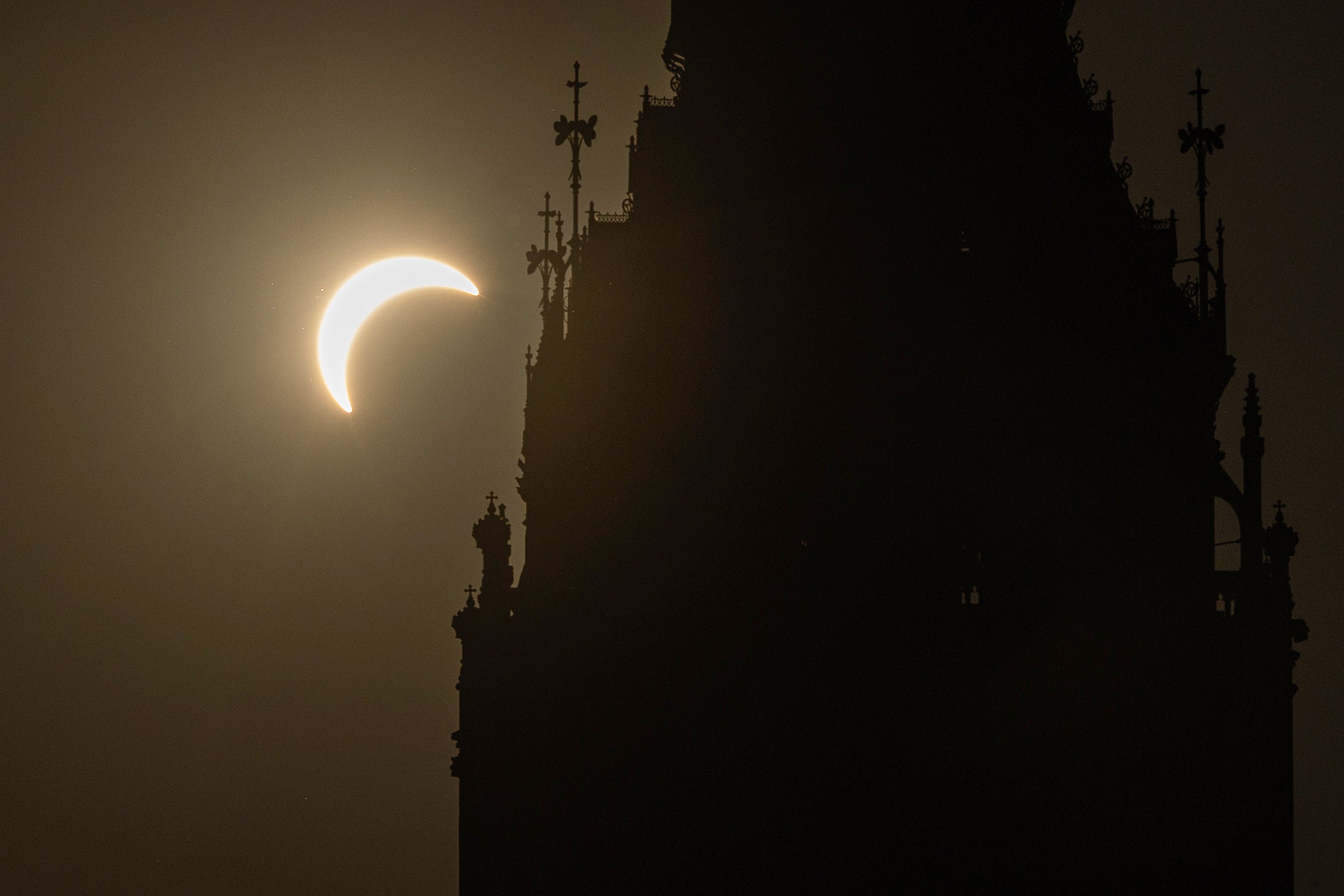 En la imagen se aprecia un eclipse solar casi total, en el que la Luna tapa más del 90 % del Sol en toda Gran Bretaña, con el Big Ben al fondo