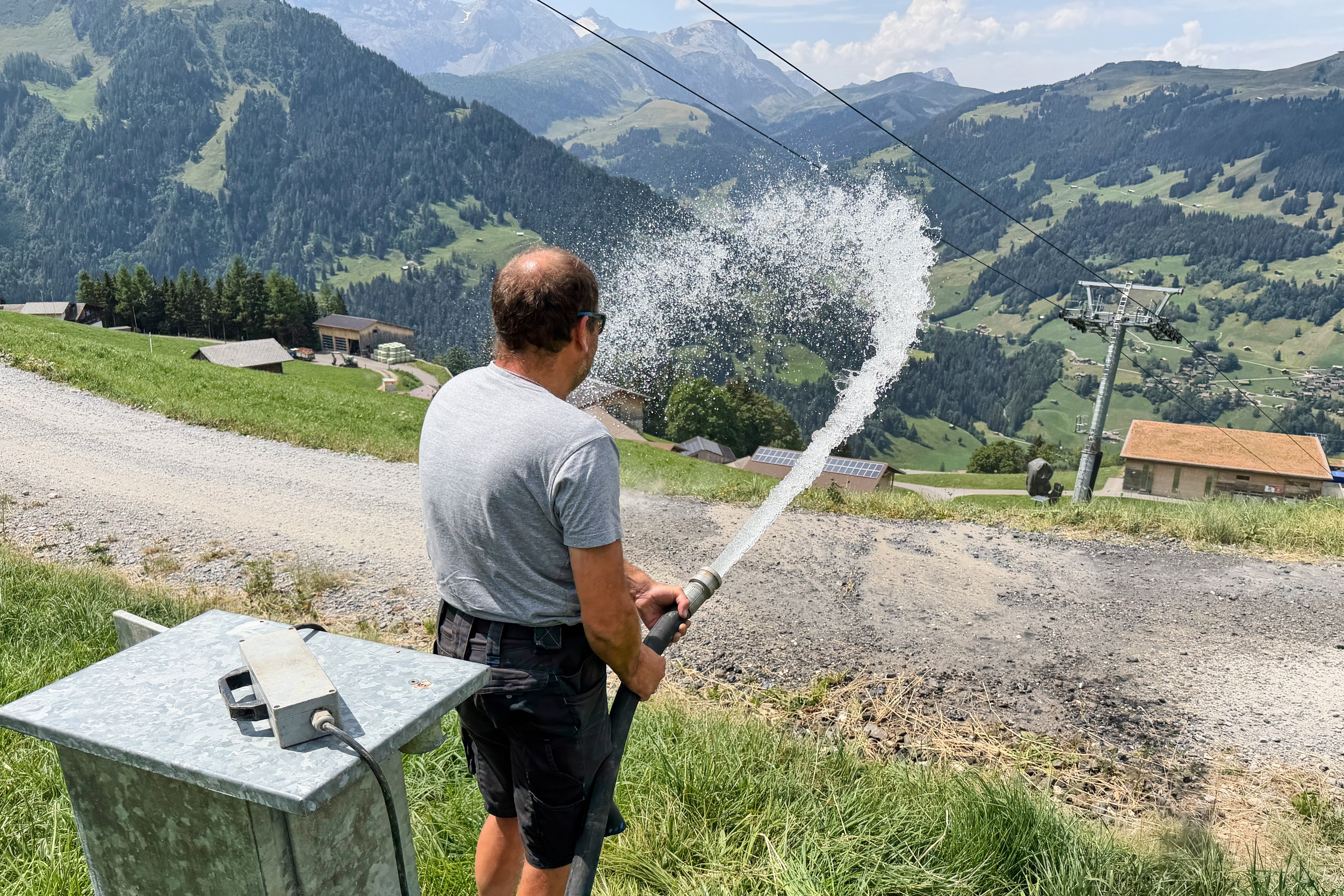 EUR-GEN SUIZA-INCENDIOS-CAÑONES DE NIEVE