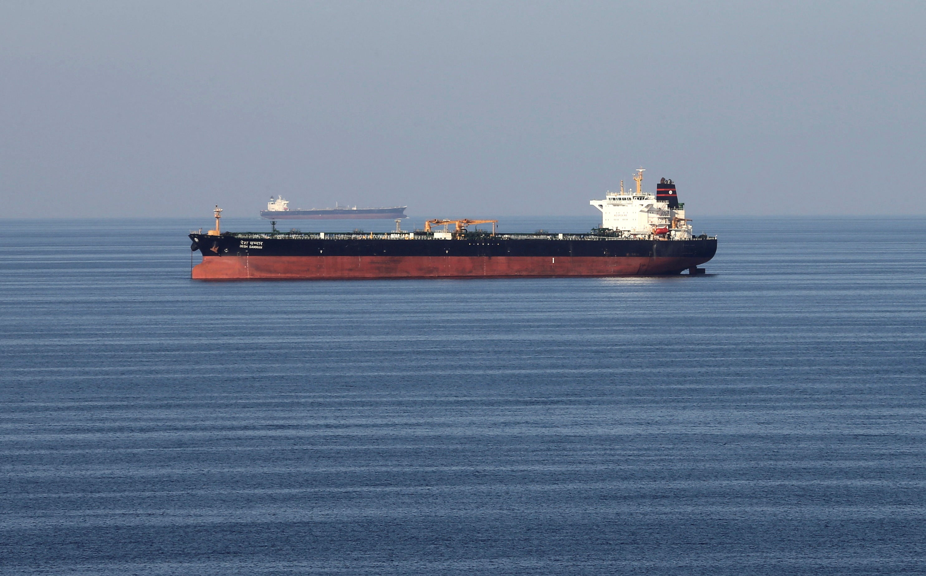 Buques petroleros pasan por el estrecho de Ormuz