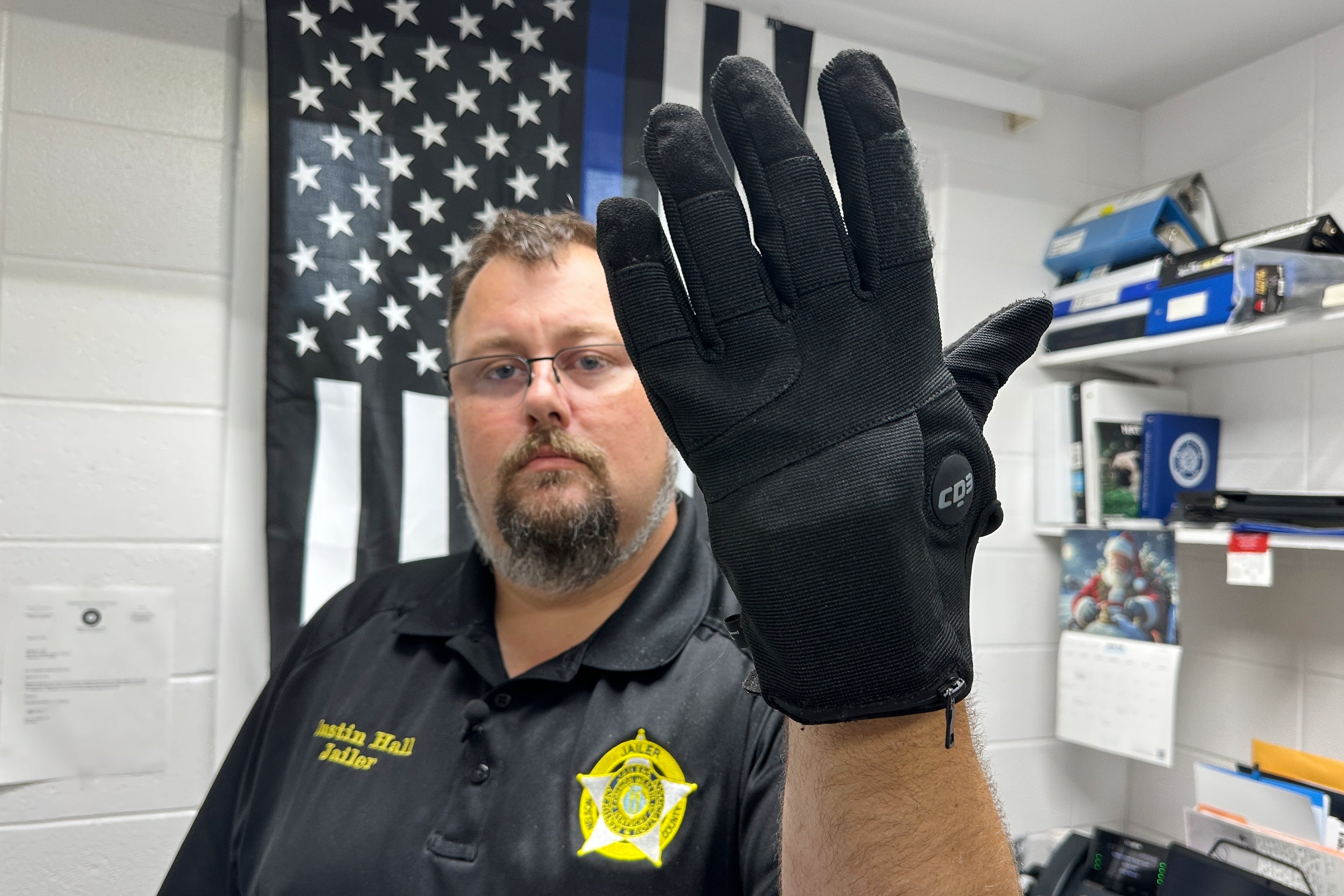 EEUU-ICE-GUANTES DE ELECTROCHOQUES
