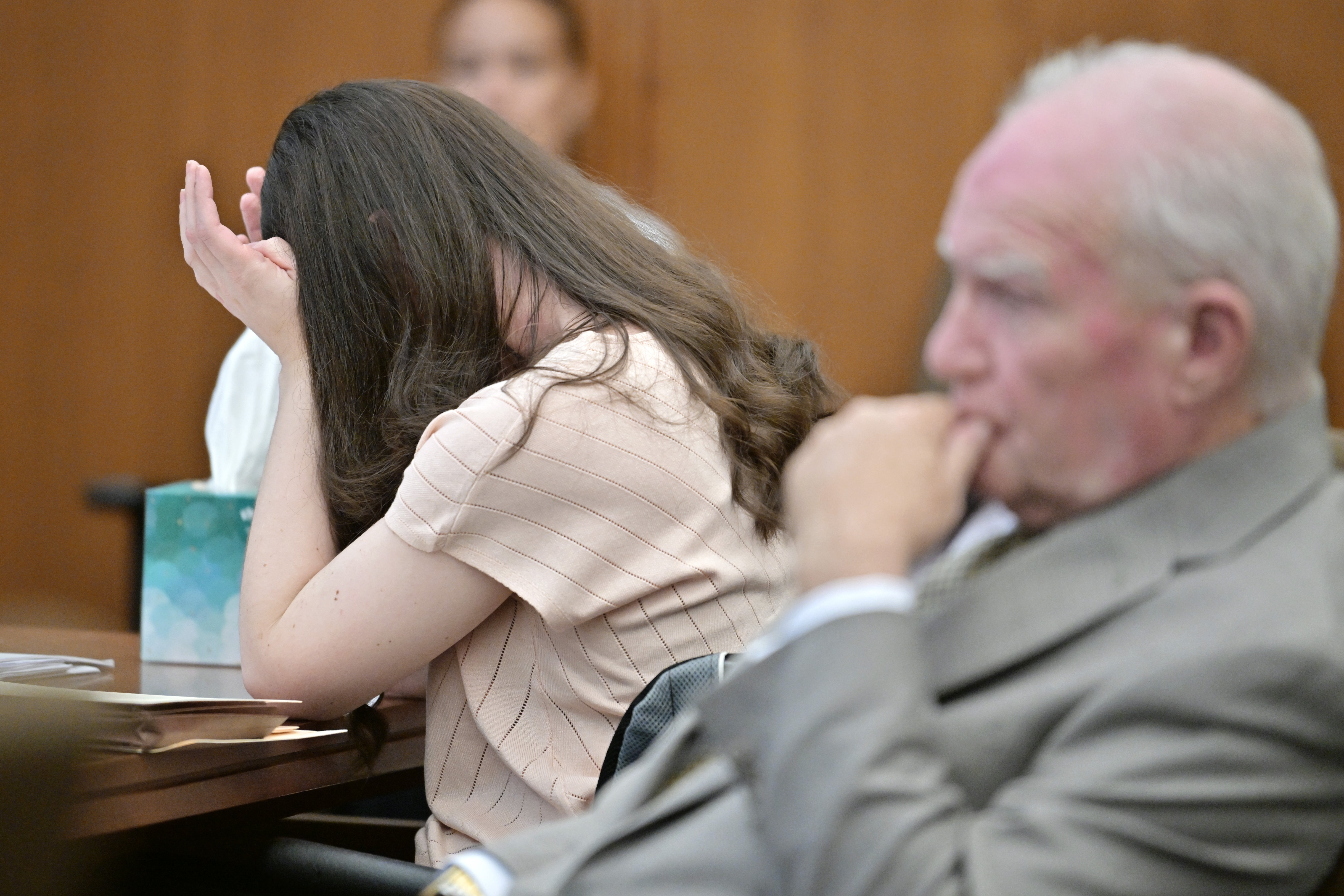 Lindsay Clancy reacciona ante la lectura de las entradas de su diario durante su testimonio, mientras su abogado, Kevin Reddington, observa