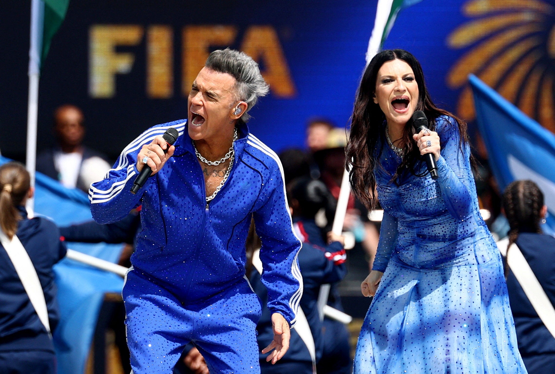 Williams, al que se ve junto a la cantante italiana Laura Pausini, actuó recientemente en la ceremonia de clausura de la Copa del Mundo