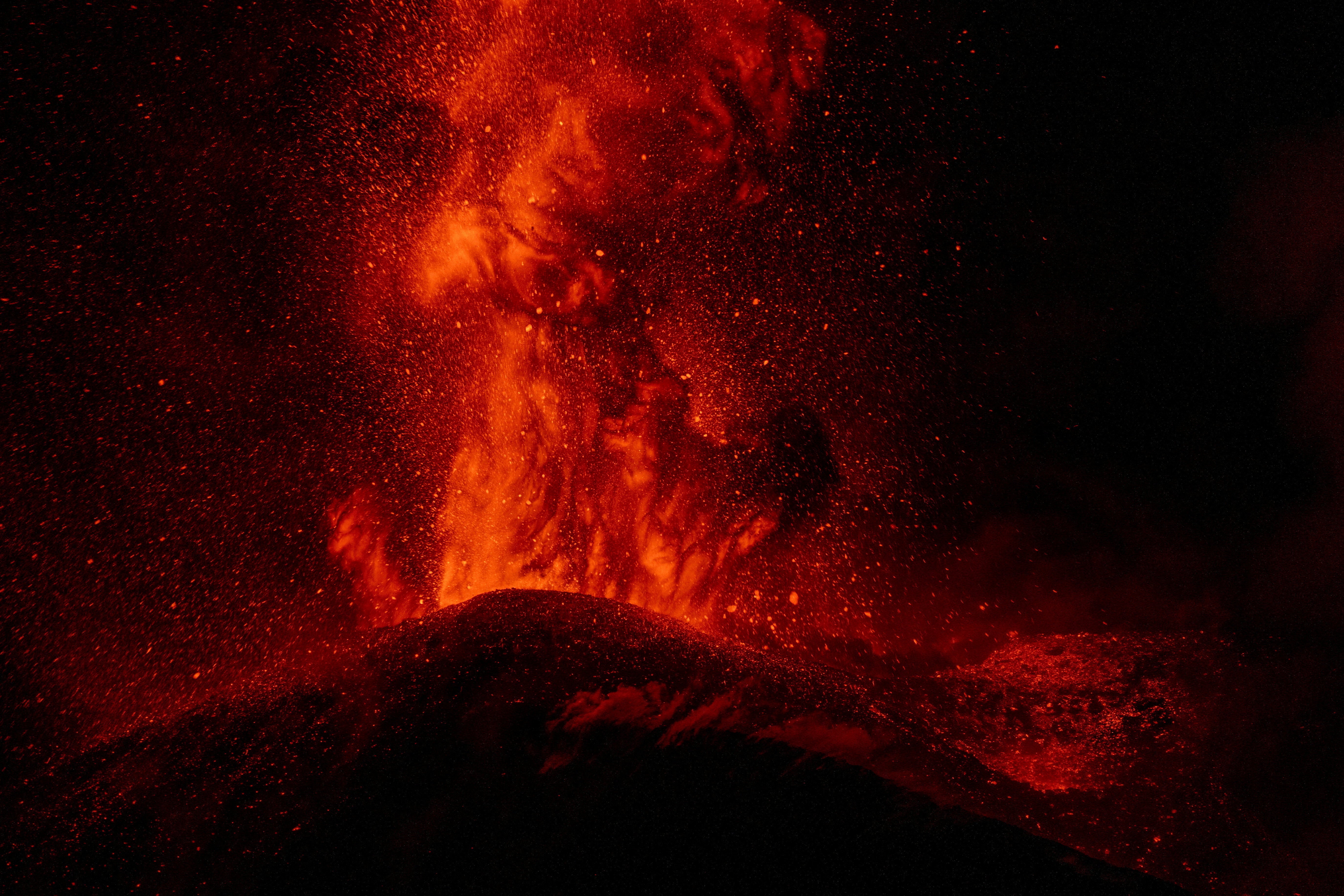La lava sale disparada de un cráter durante una erupción del Monte Etna