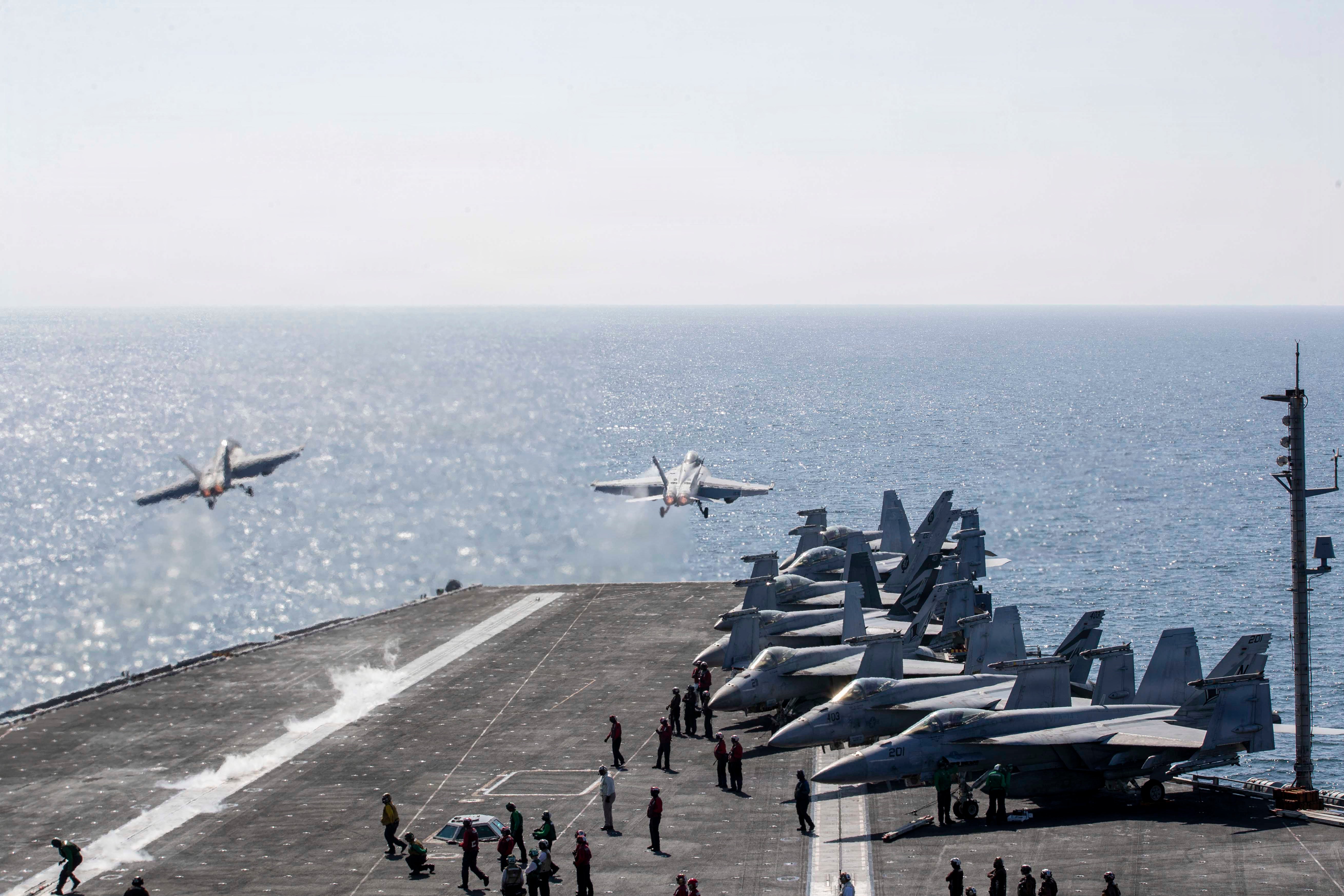 Dos F/A-18 Super Hornets despegan de la cubierta de vuelo del USS Abraham Lincoln en marzo