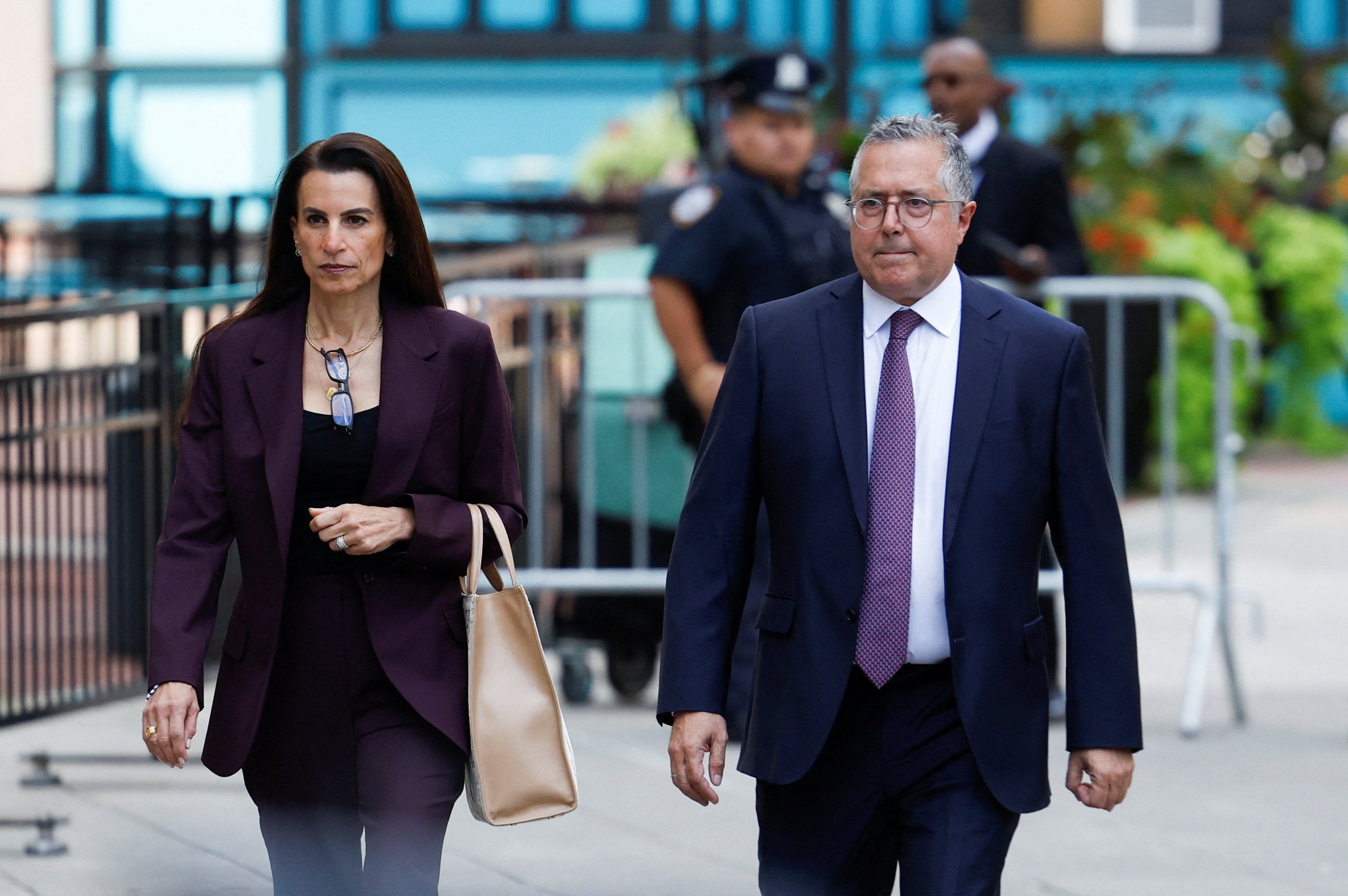 Los abogados defensores Karen Friedman Agnifilo y Marc Agnifilo salen del Tribunal Penal de Manhattan el día de una audiencia del caso federal