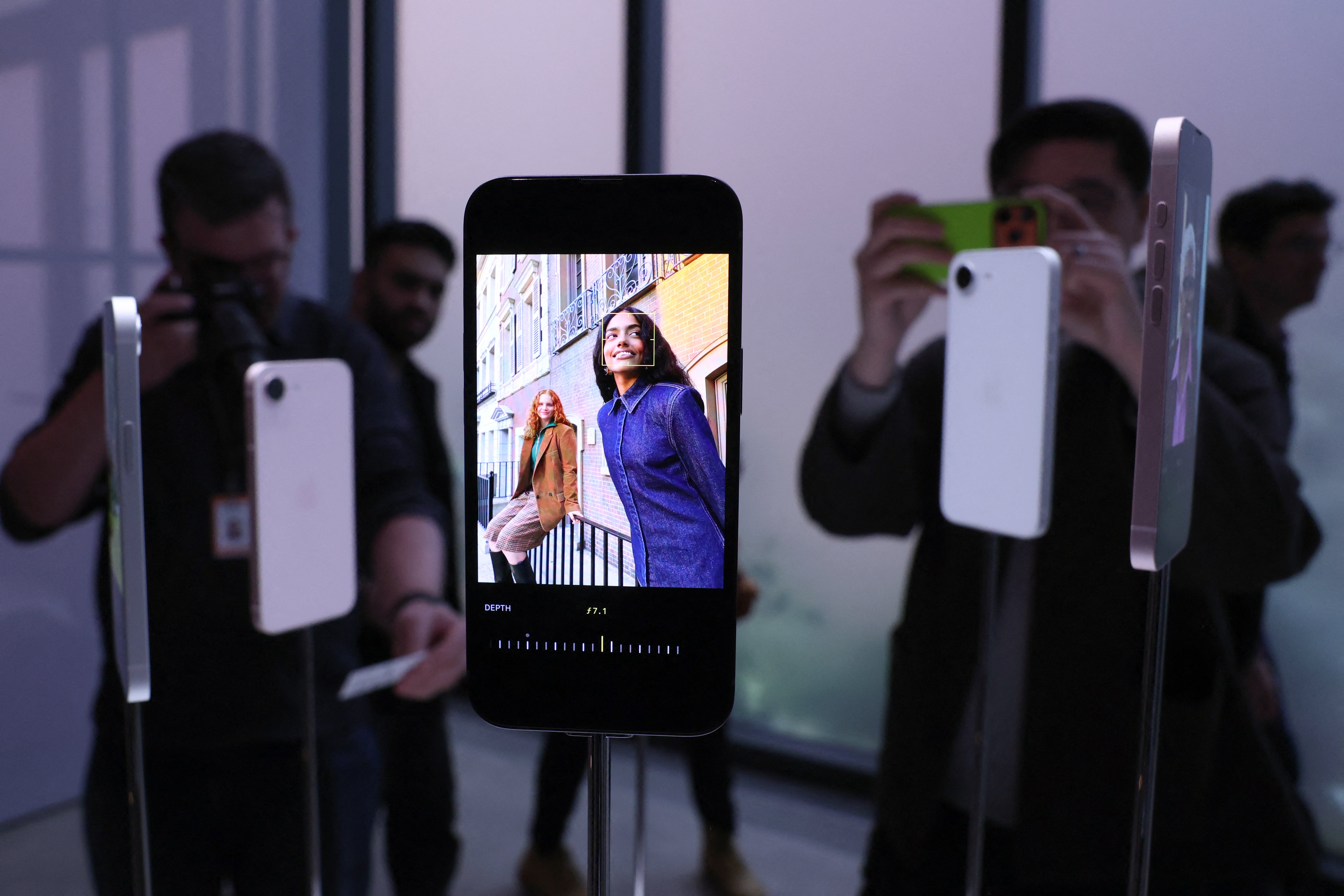 El iPhone 17e se exhibe durante el evento de presentación “Special Apple Experience” celebrado en la Apple Store el 4 de marzo de 2026