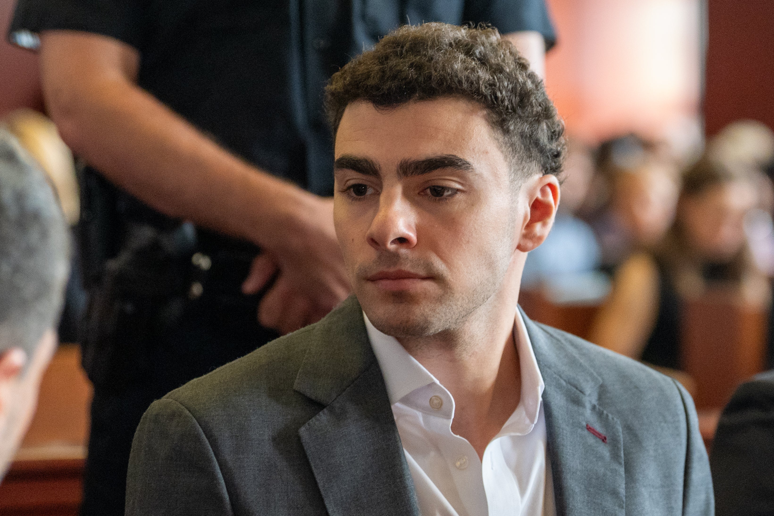 “Le disparé al señor Thompson en Manhattan”, declaró Mangione el viernes. “Era consciente de que mis actos le harían temer por su vida o sufrir lesiones físicas. Sabía que lo que estaba haciendo era ilegal”