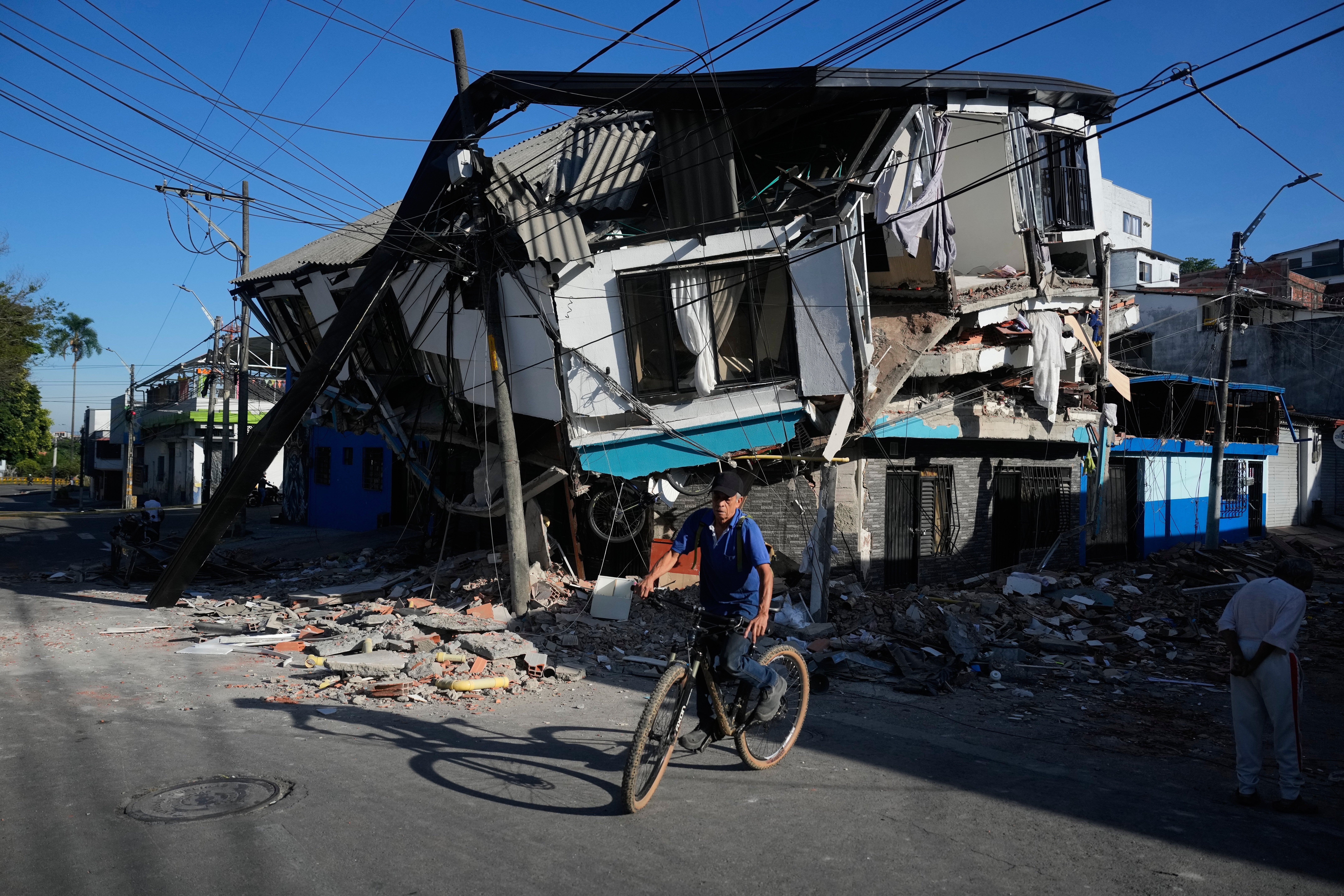 Recorrió 2 paisajes destrozados por sismos. Ahora, fotógrafo de AP reflexiona sobre lo que atestiguó