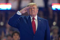 Trump destaca lucha contra el crimen en visita a academia policial de Nueva York