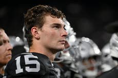 Fernando Mendoza se sumerge en videos tras derrota de Raiders en debut de pretemporada