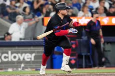 Kirk pega jonrón e impulsa 2, Guerrero sale lesionado y Azulejos vencen a Yankees por 3-1