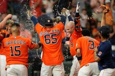 Christian Walker pega jonrón de 3 carreras en la 10ma y Astros vencen 10-7 a Marineros