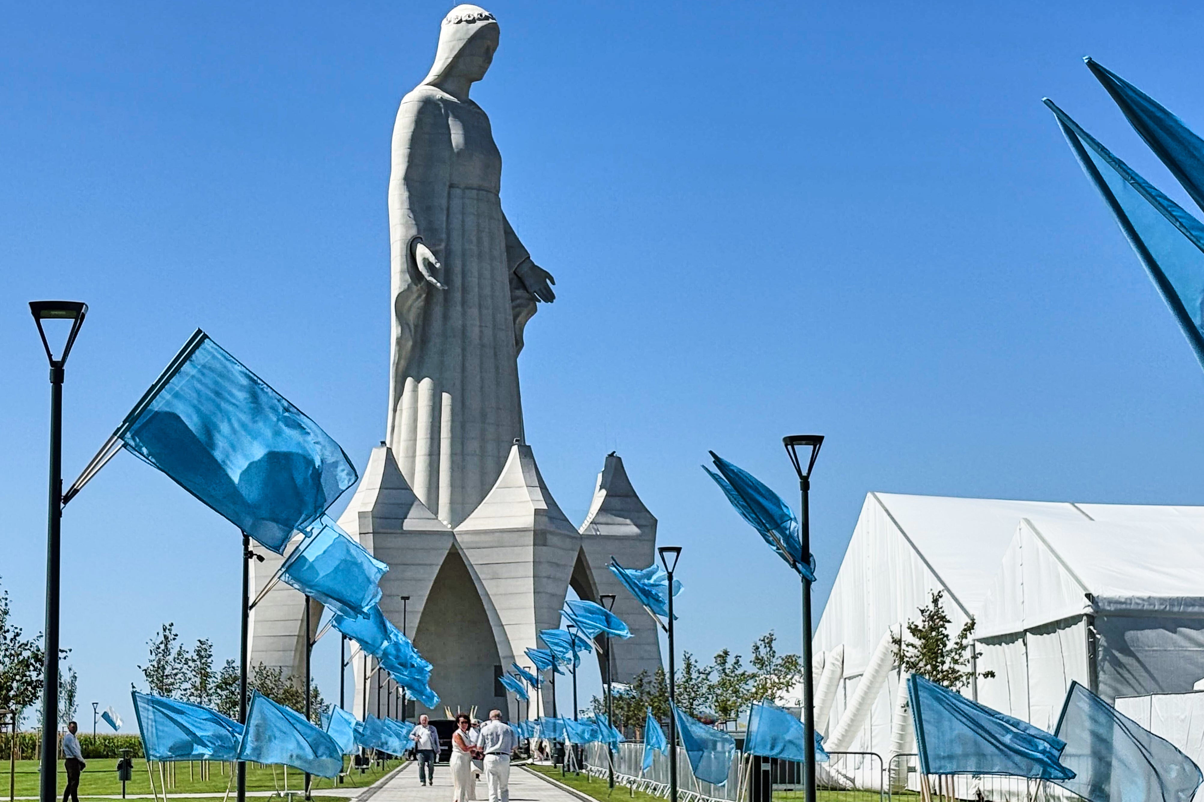POLONIA VIRGEN MARIA ESTATUA