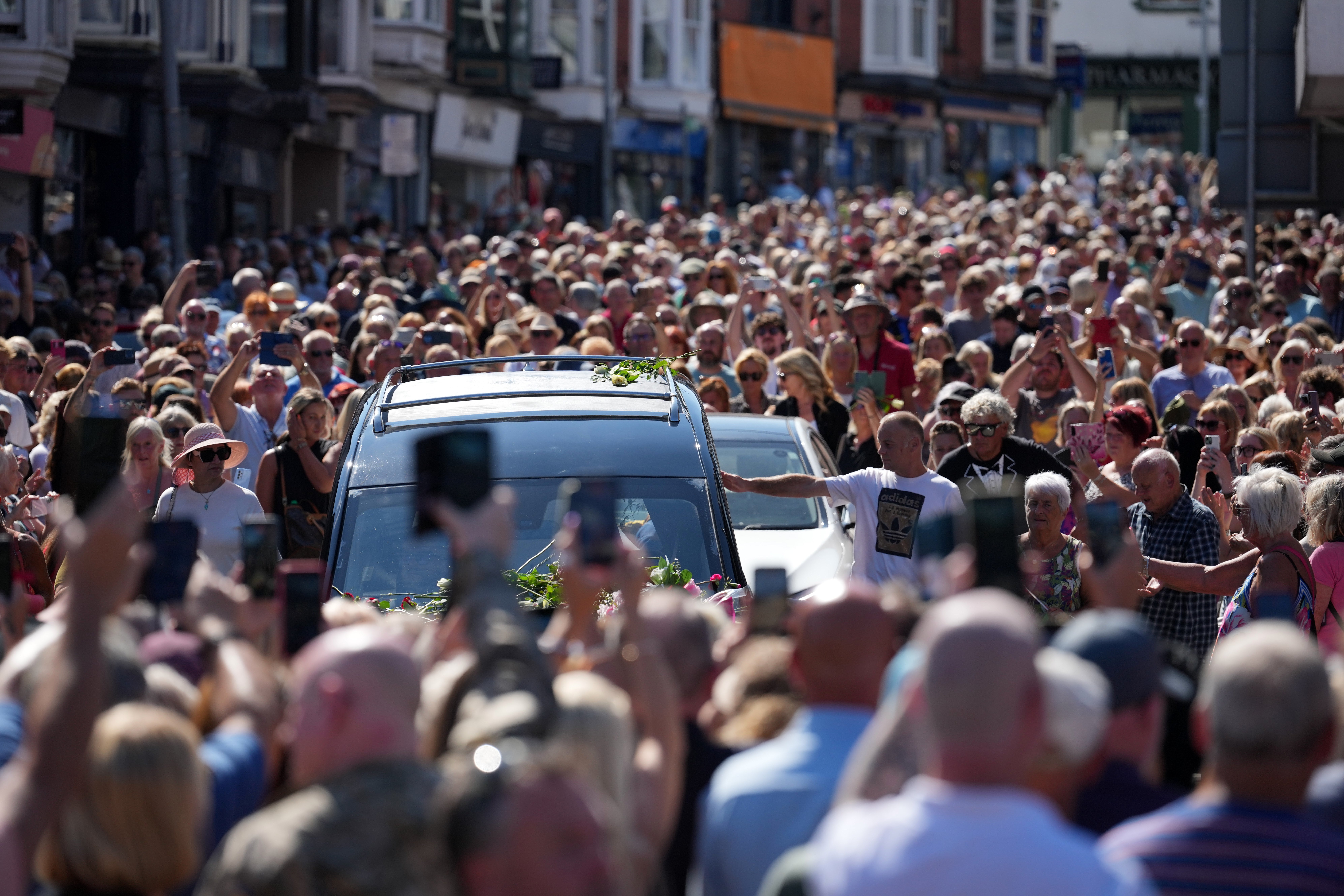 Fans de Bonnie Tyler llenan las calles de pueblo galés para su funeral