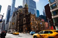 Hombre que golpeó a personas en sinagoga de Manhattan enfrentará cargos de delito de odio