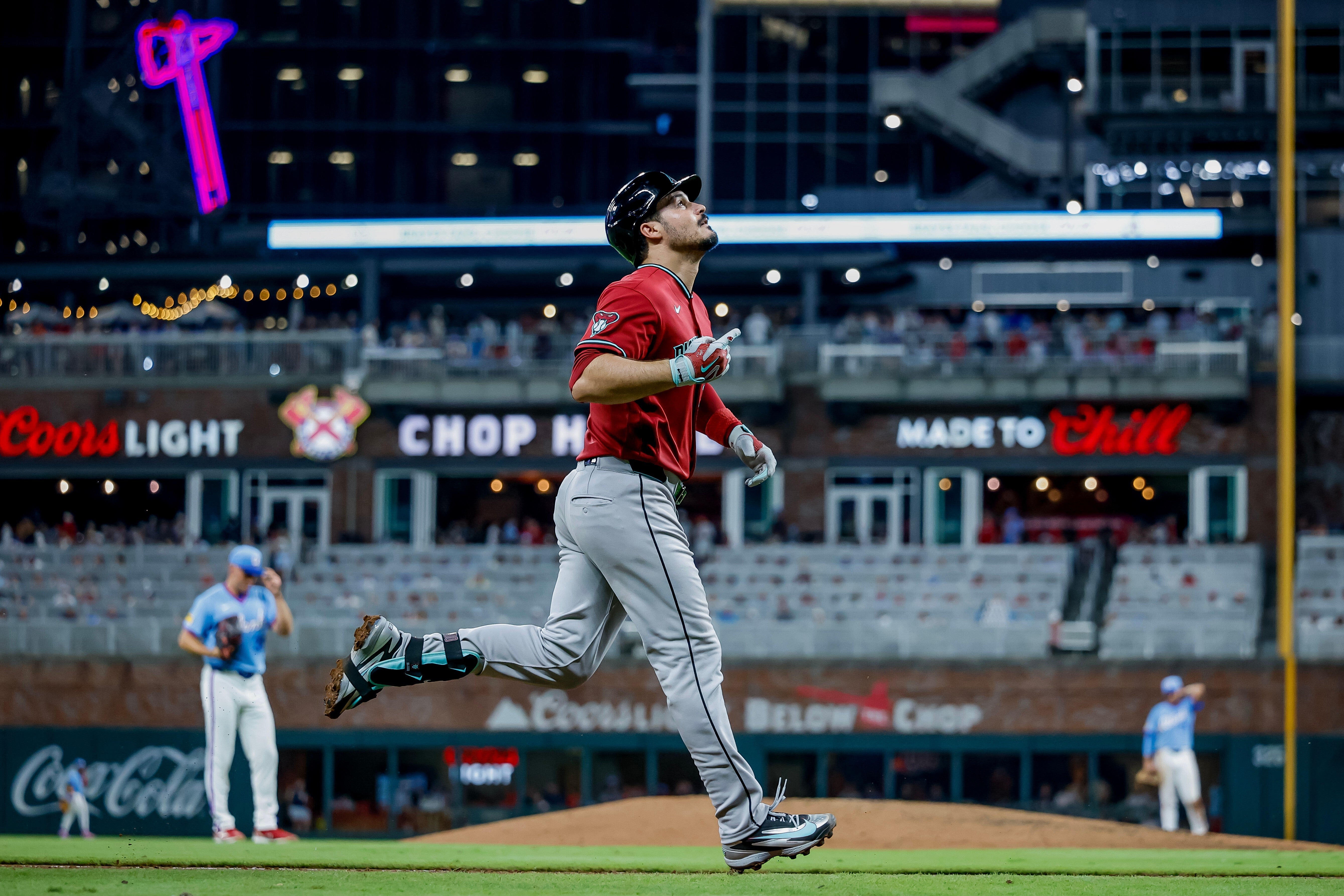 El tercera base de Arizona, Arenado, sale de la derrota ante Bravos por dolor en el torso