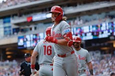 De La Cruz conecta sencillo de ventaja y Filis remontan 5 carreras y vencen 7-5 a Minnesota