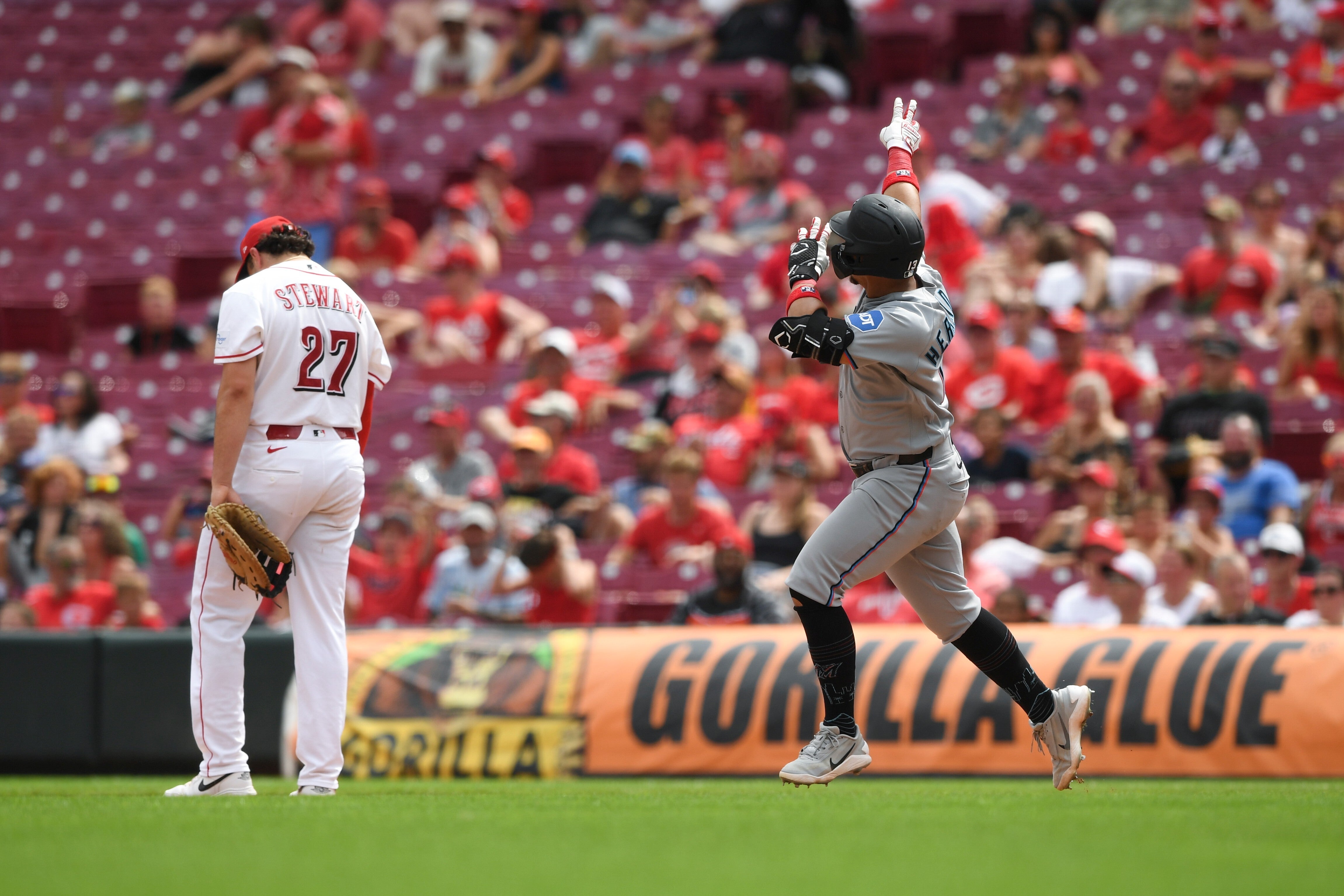 Hernández y Sanoja conectan jonrones en triunfo de Marlins 7-1 sobre Rojos