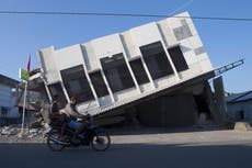Miles en Indonesia esperan ayuda tras un sismo que mató a 54 y empaña su Día de la Independencia