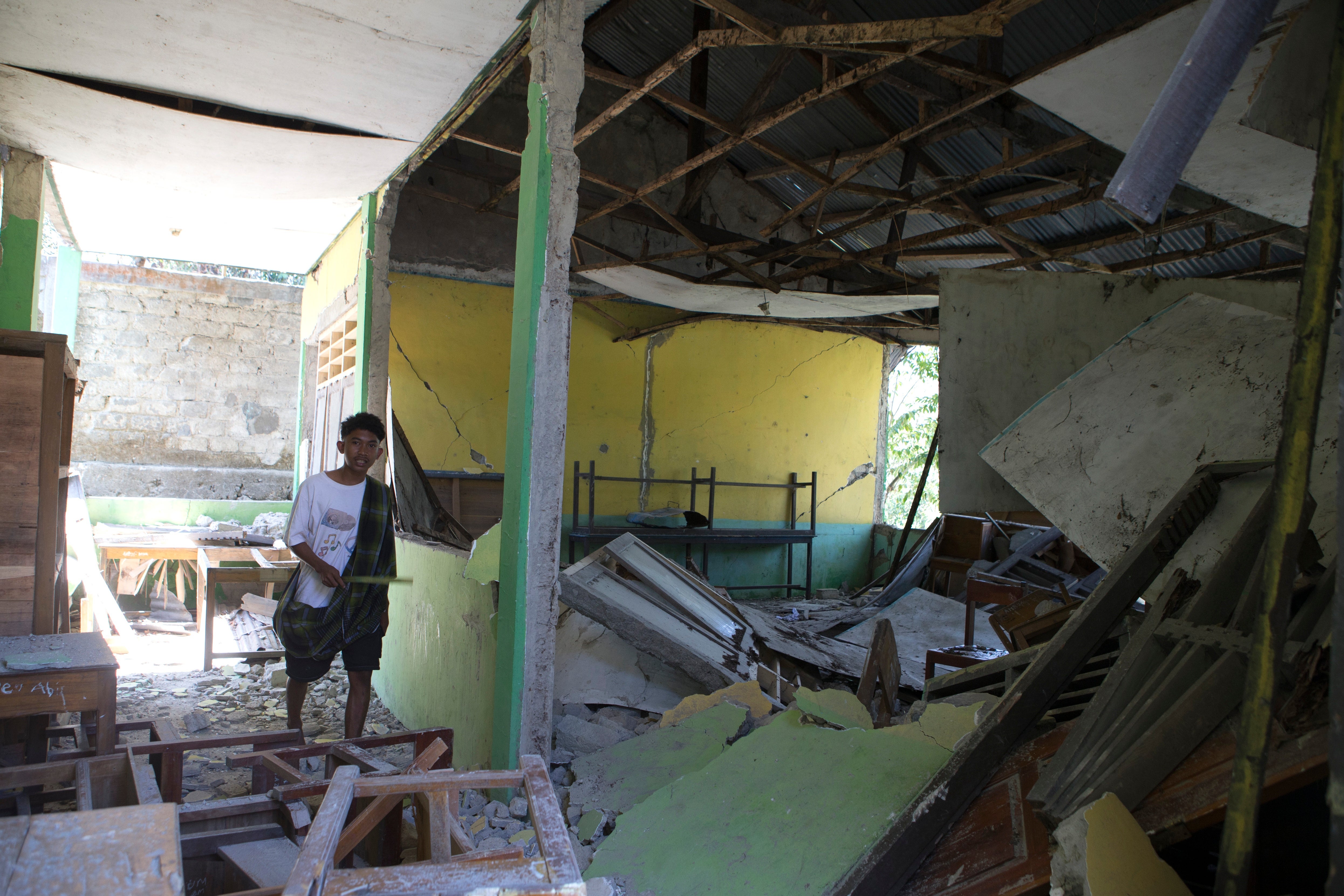 Réplicas sacuden Indonesia y el número de muertos por el terremoto asciende a 68