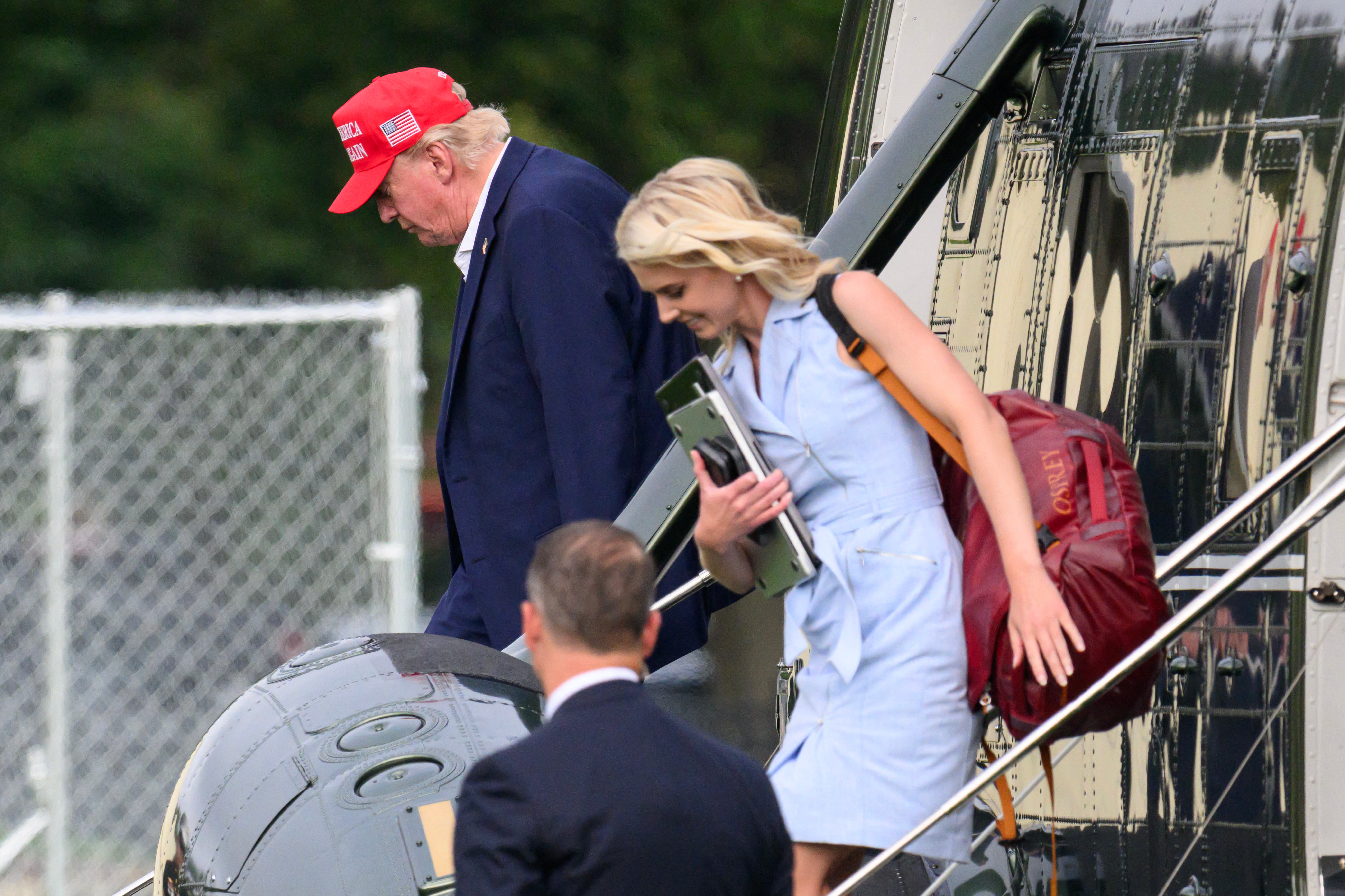 El presidente Donald Trump junto a su asesora Natalie Harp al bajar del Marine One el domingo