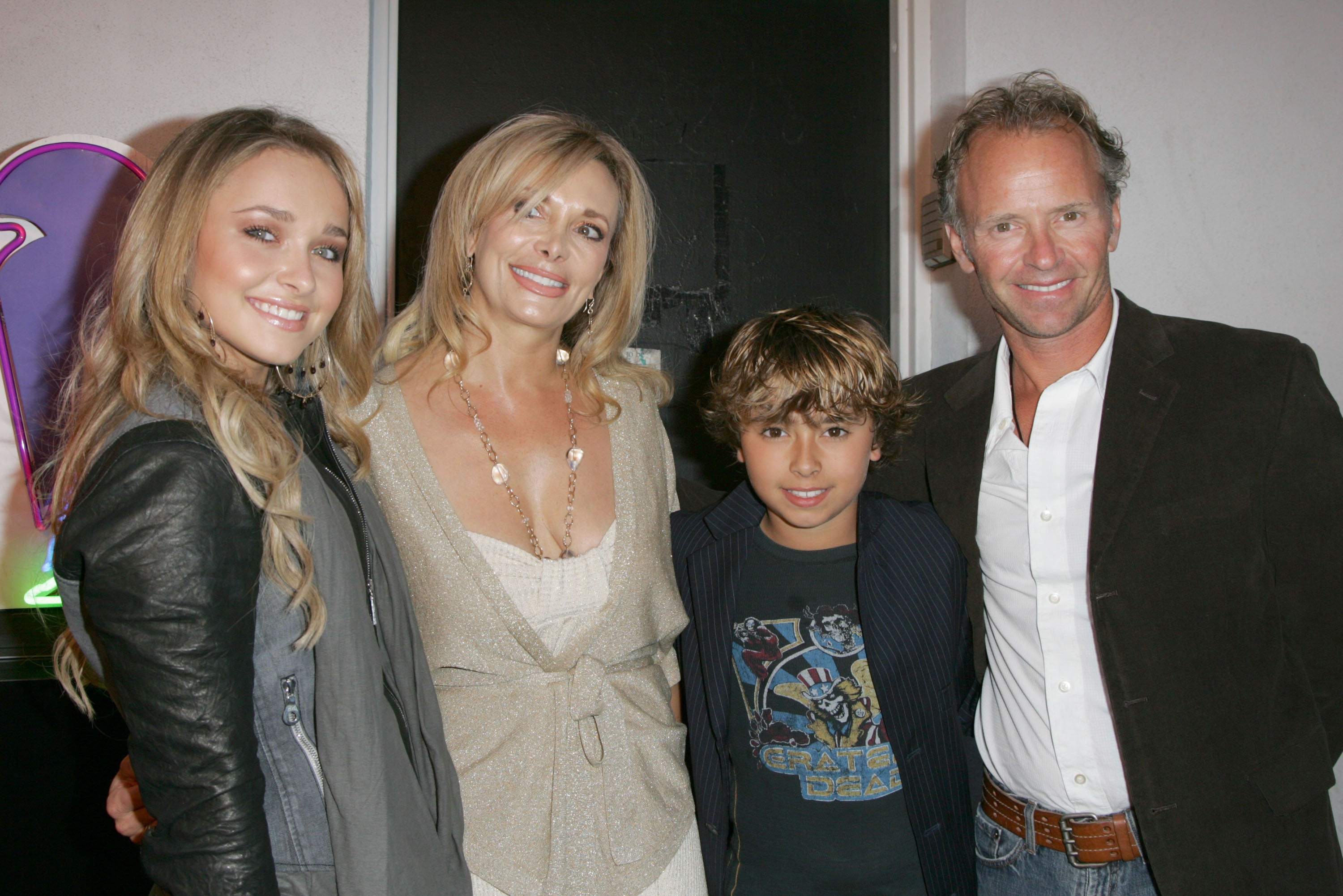 Panettiere con su familia en 2007: la actriz habló de la tensa relación que había mantenido con su madre durante su etapa como estrella infantil en el pasado