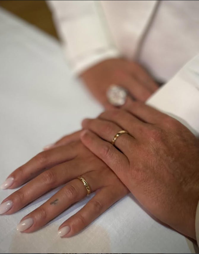 La íntima ceremonia de la pareja contrasta con las costosas y extravagantes bodas de muchas celebridades