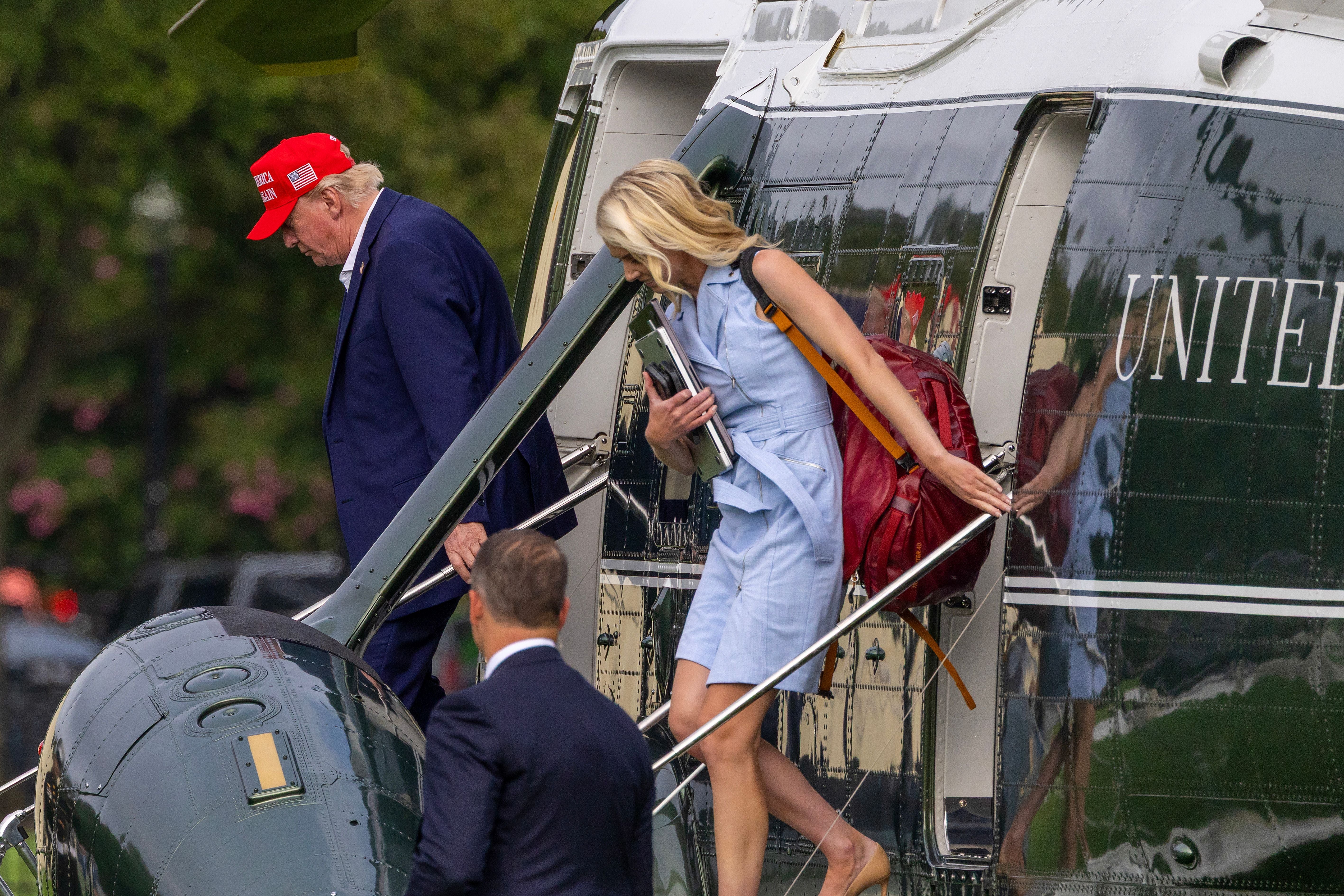 Se ve a la asistente ejecutiva de Trump, Natalie Harp, bajándose del avión Marine One tras aterrizar en Washington el domingo
