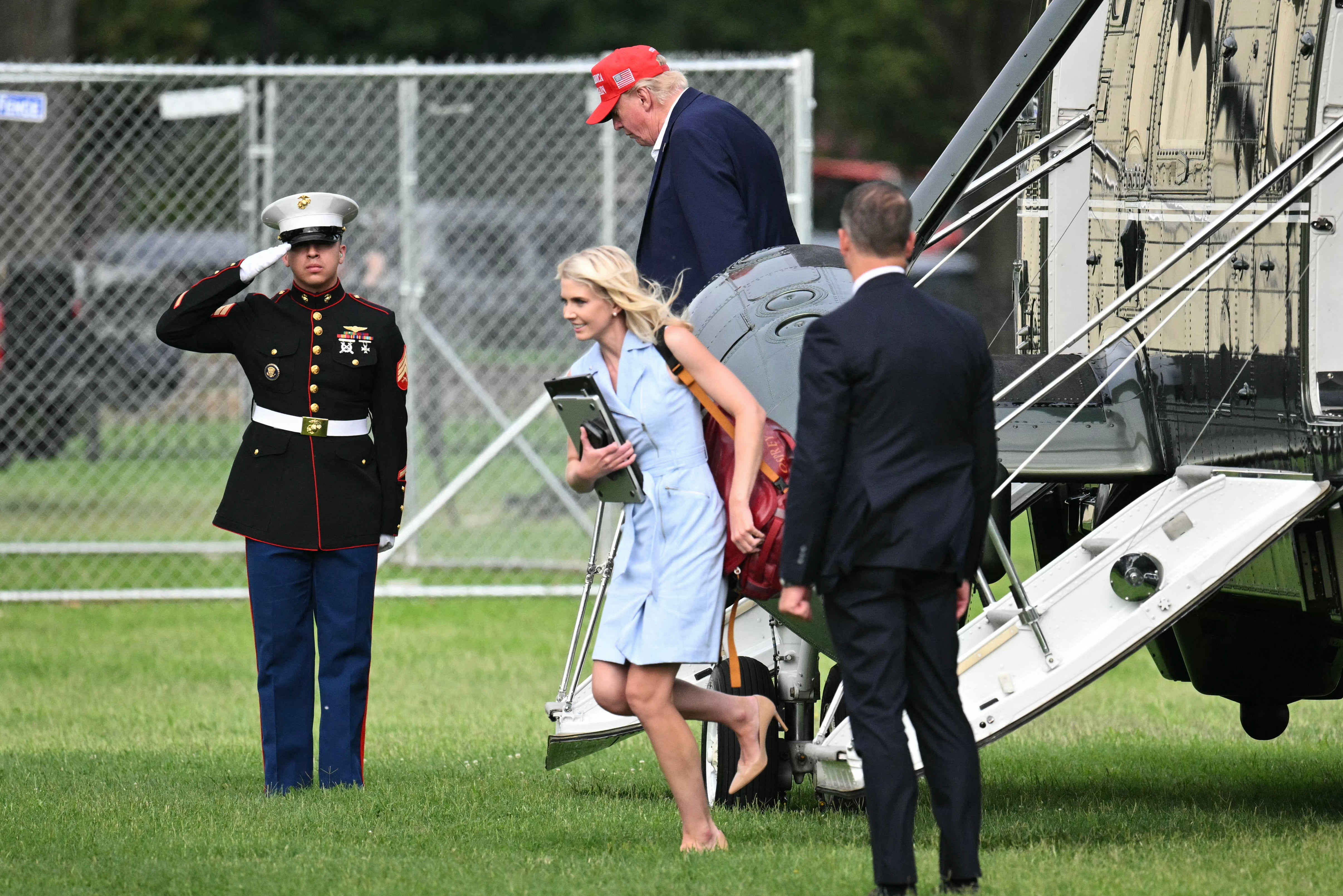 Harp sigue de cerca al mandatario, a menudo con una pila de papeles, para mostrarle a Trump versiones impresas de publicaciones en redes sociales, artículos o mensajes