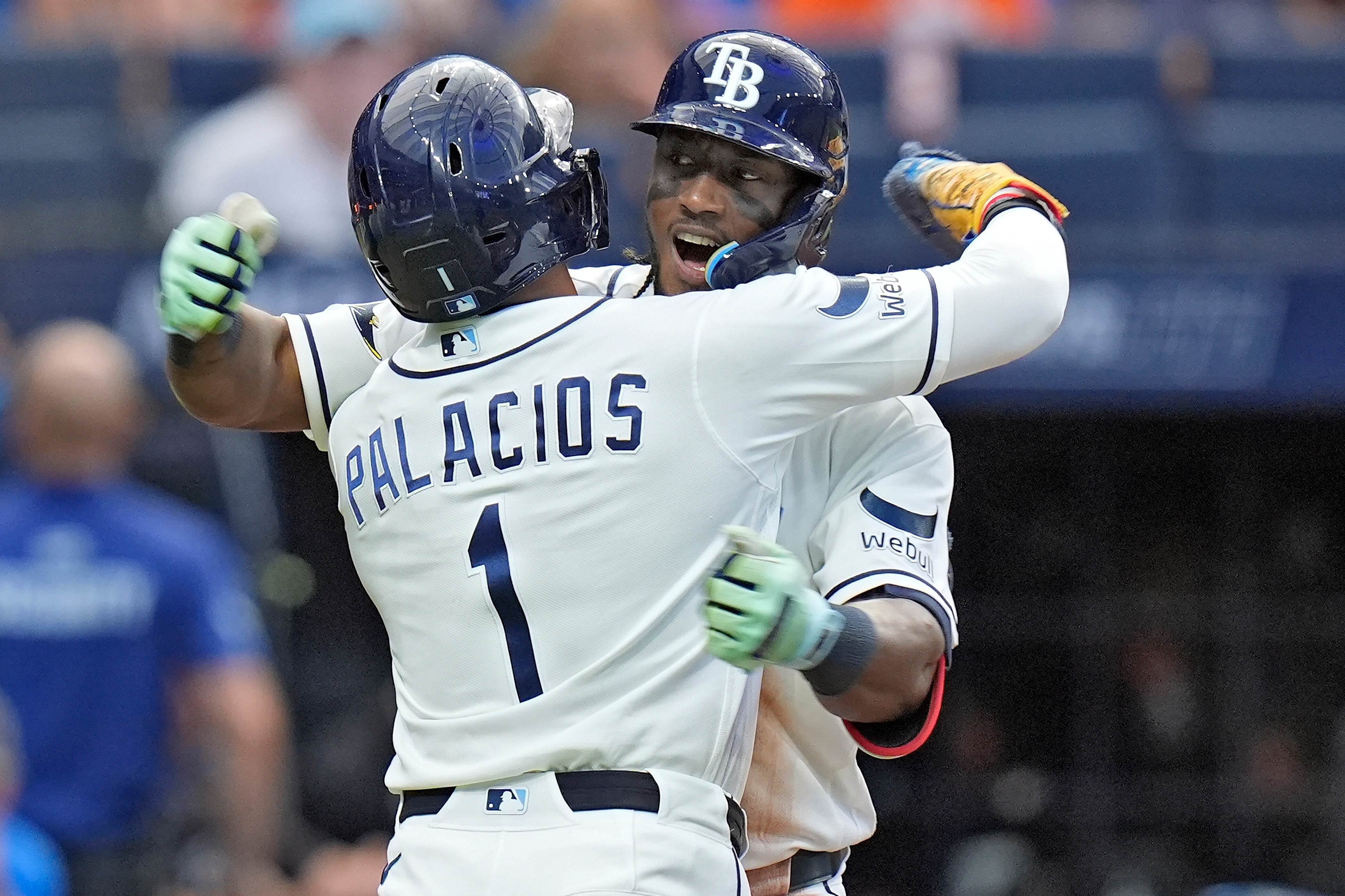 El sencillo de 2 carreras de Jonny DeLuca completa remontada de Rays 7-6 ante Orioles