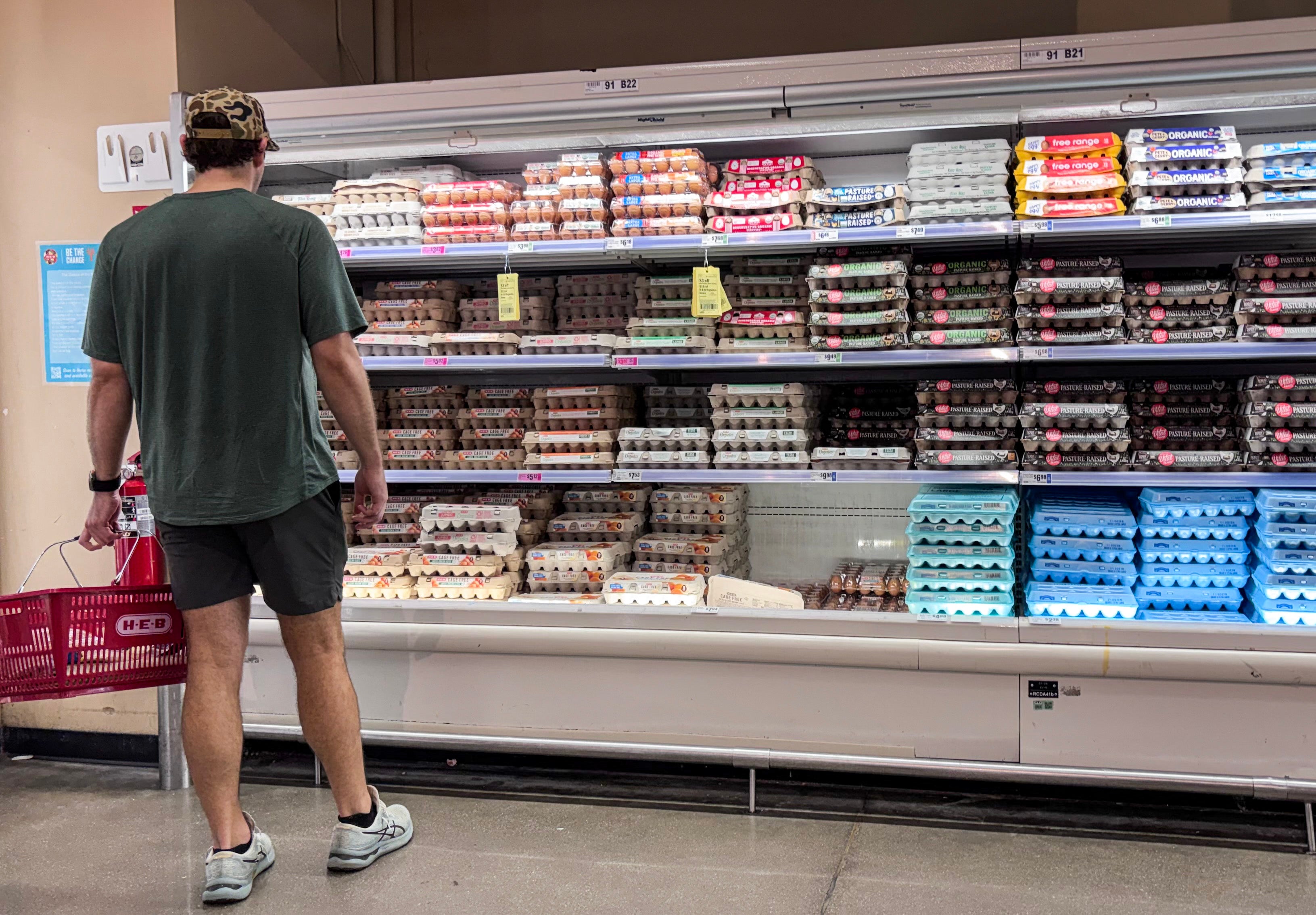 Cajas de huevos forografiadas en un supermercado de Houston, Texas. Se retiraron del mercado millones de huevos después de que varios estadounidenses enfermaran a causa del grupo de bacterias salmonela. Las intoxicaciones alimentarias se han disparado este verano en EE. UU., lo que ha obligado a retirar del mercado numerosos productos alimenticios