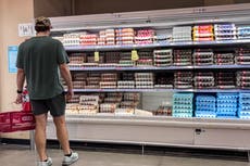 ¿Qué alimentos están vicnculados a los brotes parasitarios y bacterianos en EE. UU.?