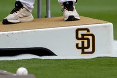 Exjugador venezolano que trabaja para los San Diego Padres es detenido por ICE