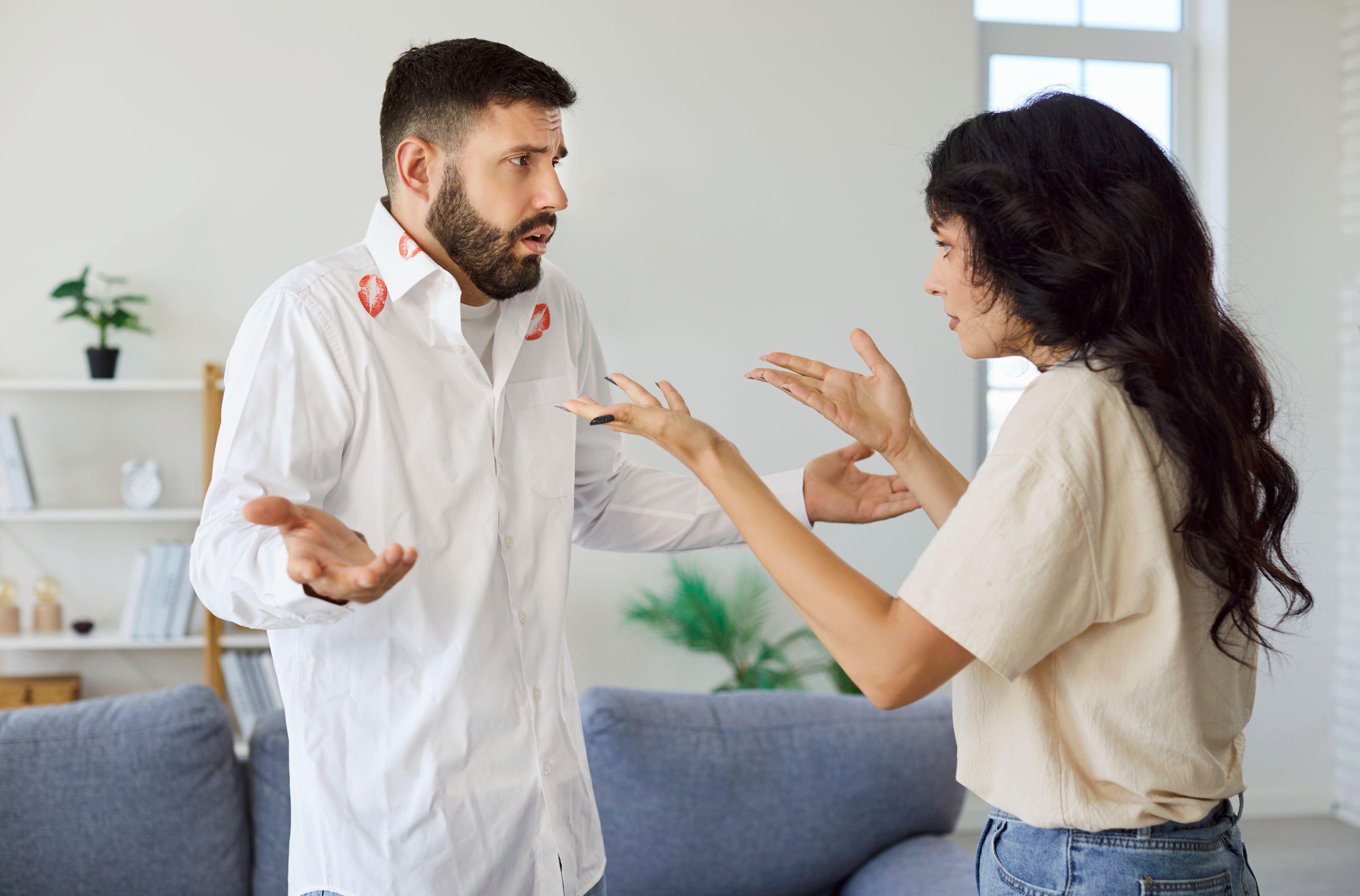 ¿Dónde empieza una infidelidad? Para muchos estadounidenses, basta con ocultar una conversación o mantener un coqueteo constante