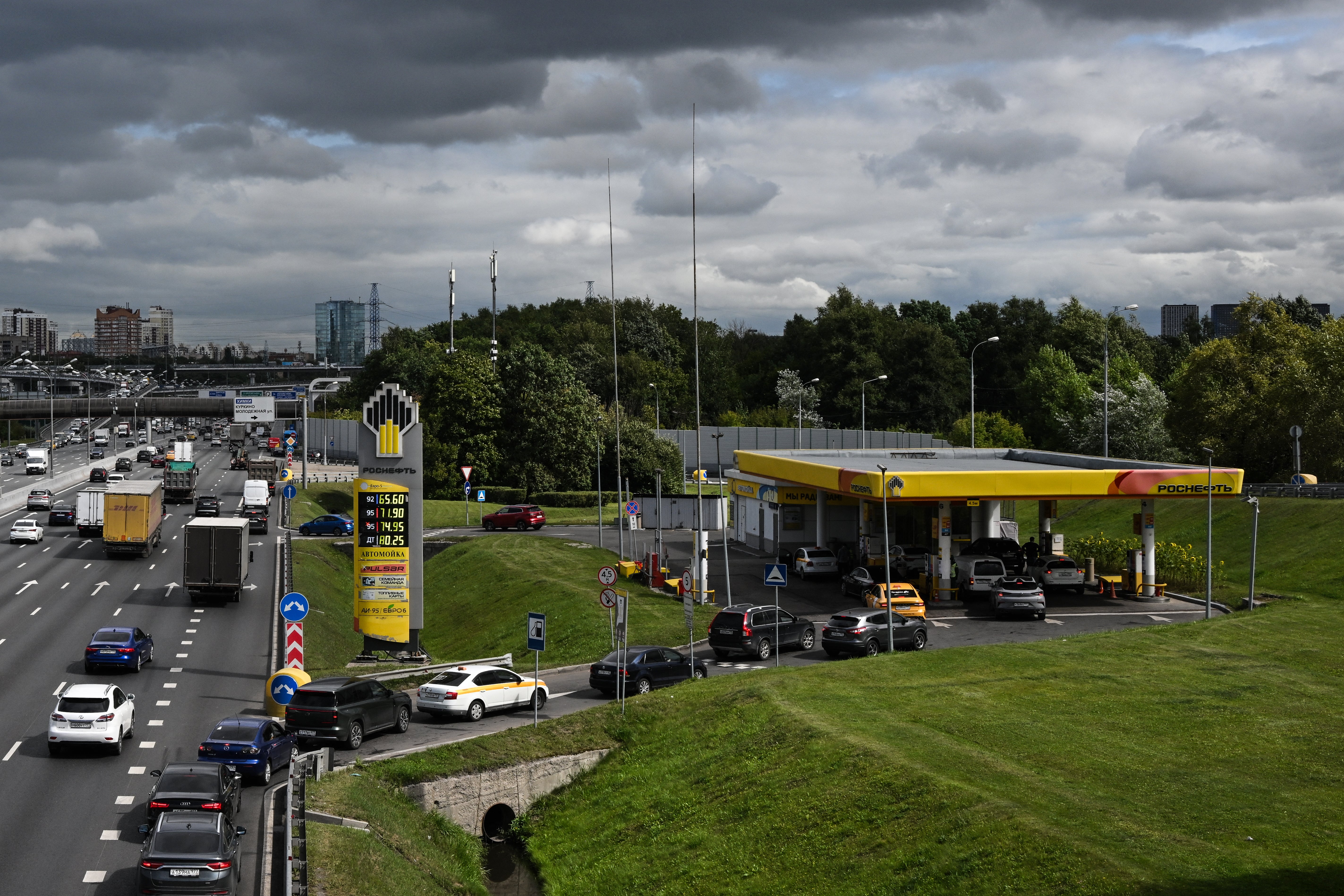 Conductores atrapados en una larga fila en una gasolinera de Rosneft en Moscú